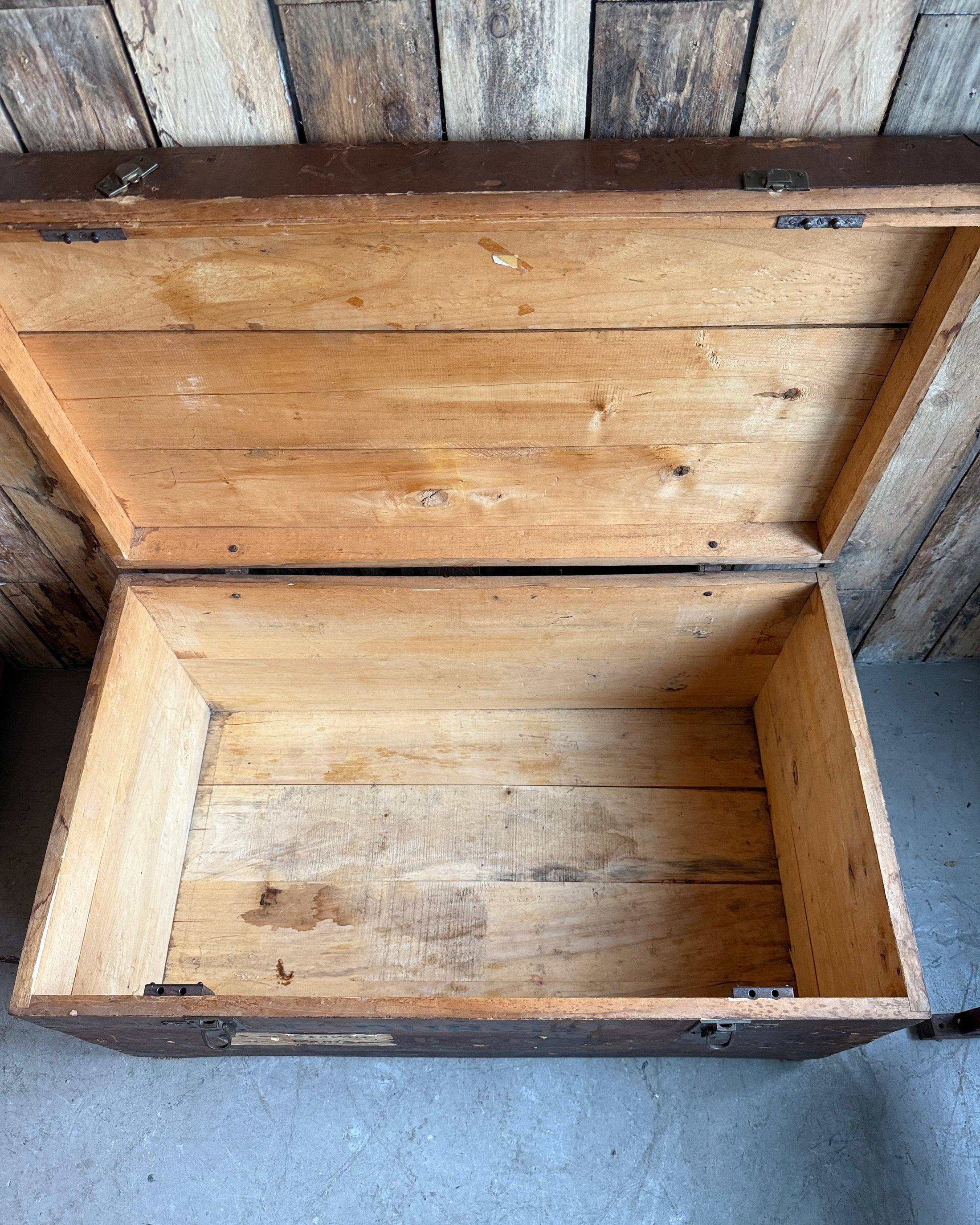 Grand coffre de voyage ancien en bois