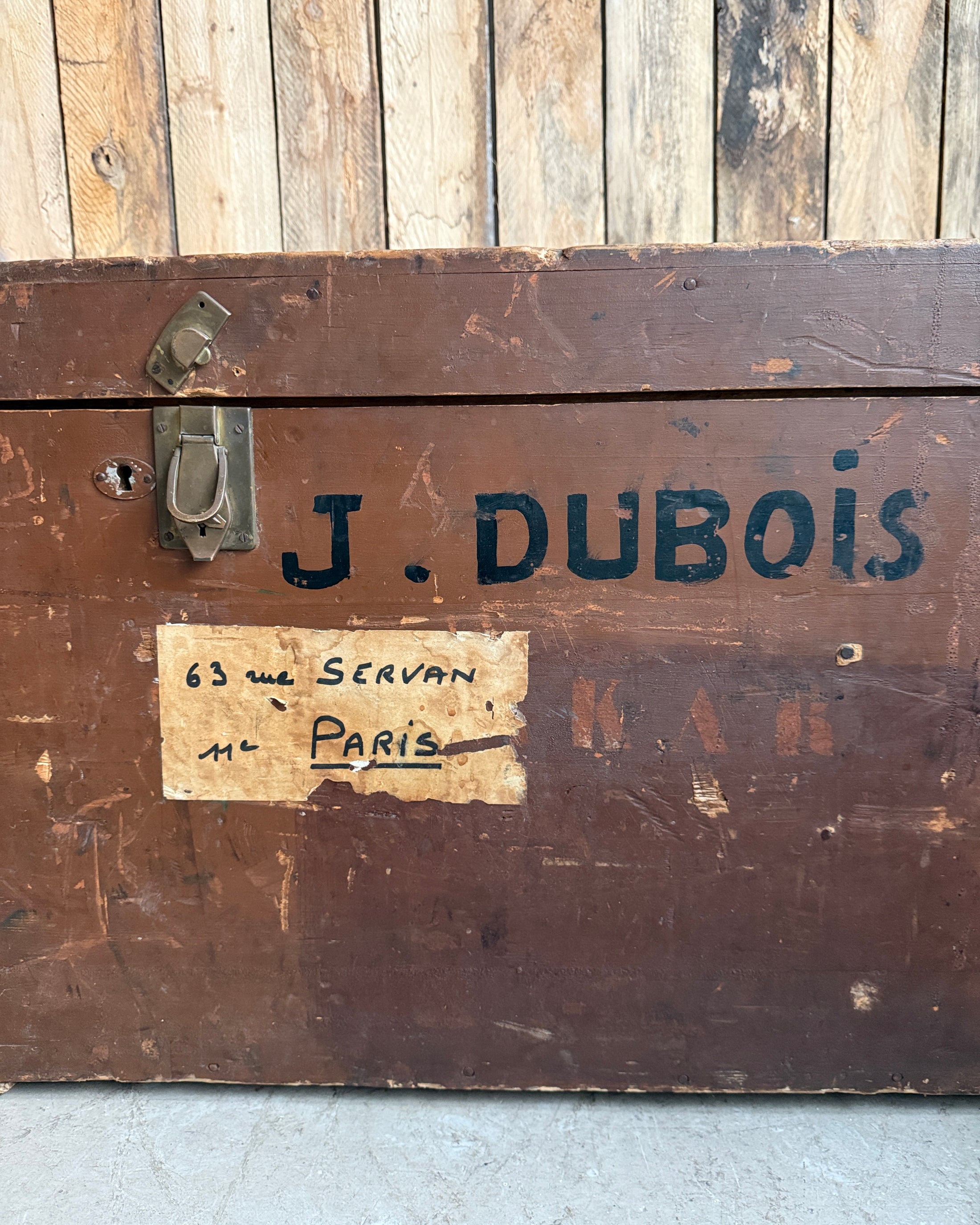 Grand coffre de voyage ancien en bois