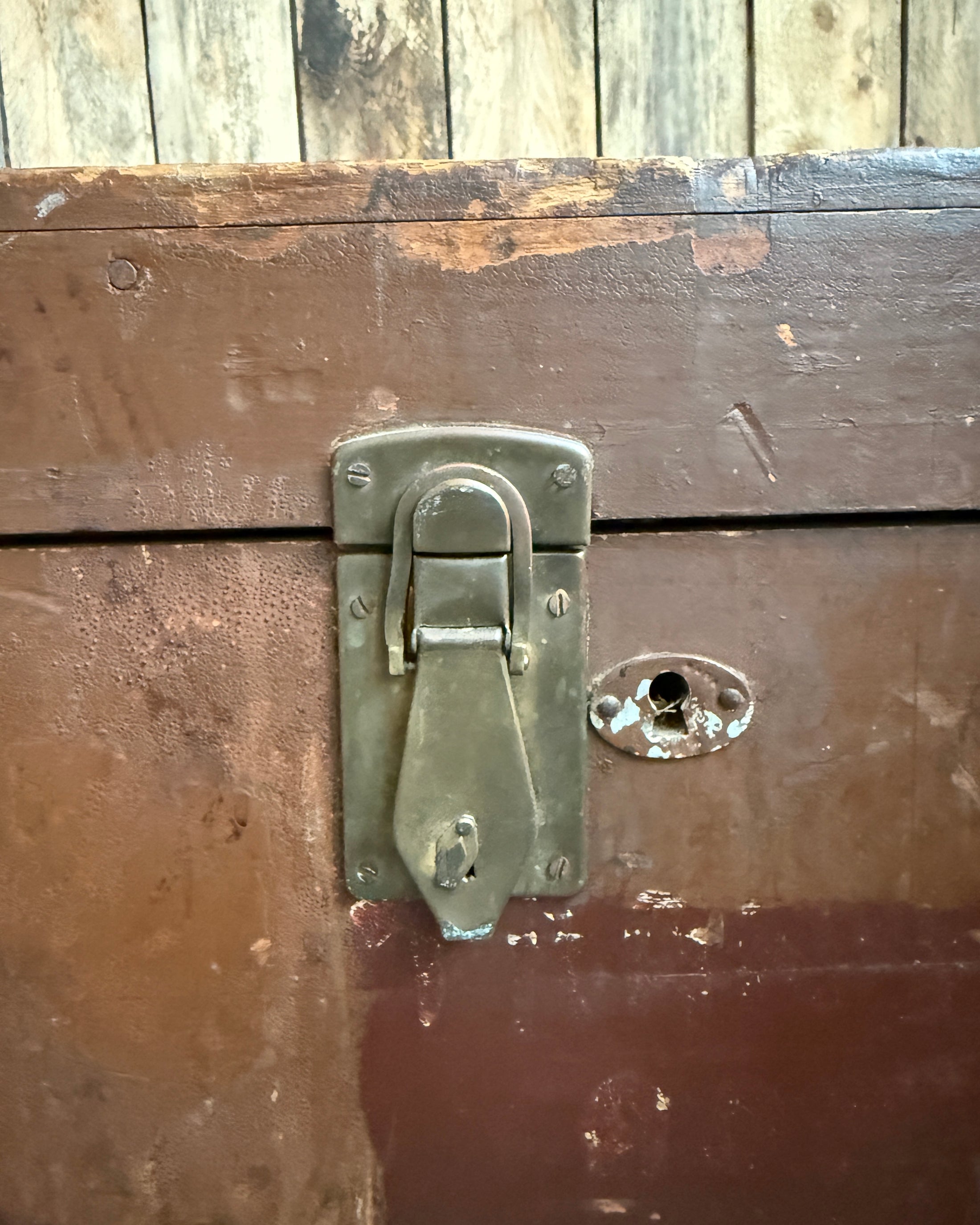 Grand coffre de voyage ancien en bois