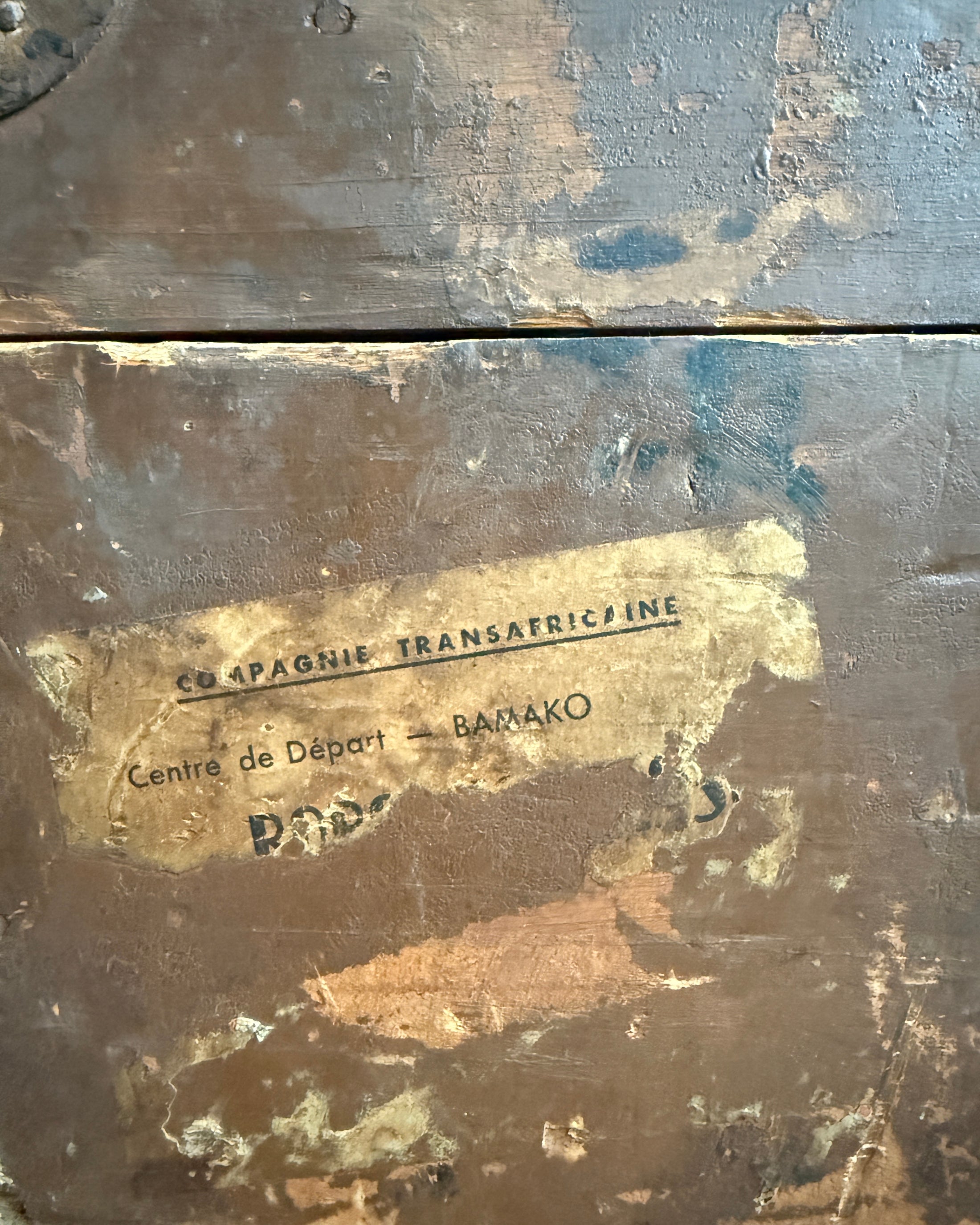 Grand coffre de voyage ancien en bois