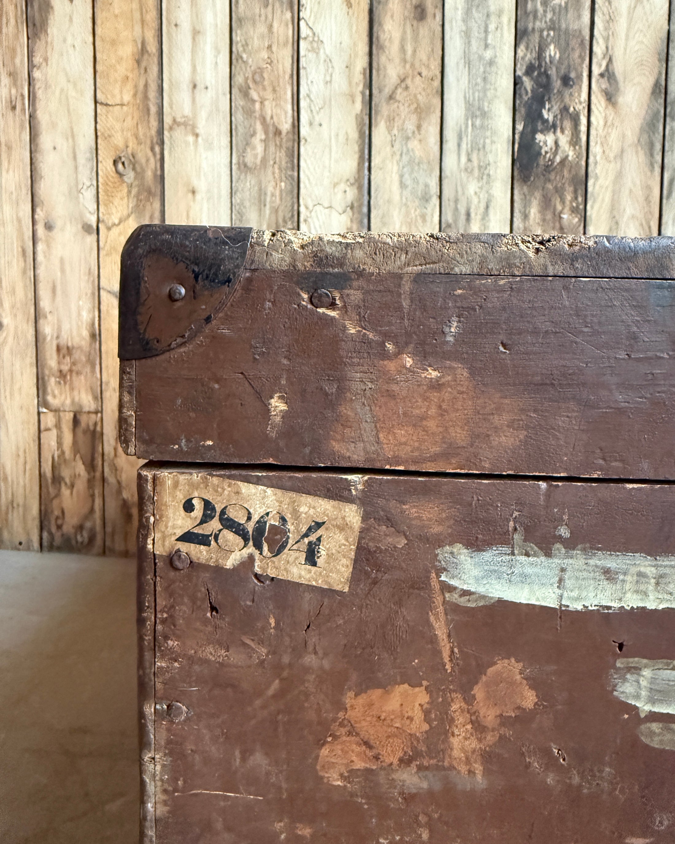 Grand coffre de voyage ancien en bois