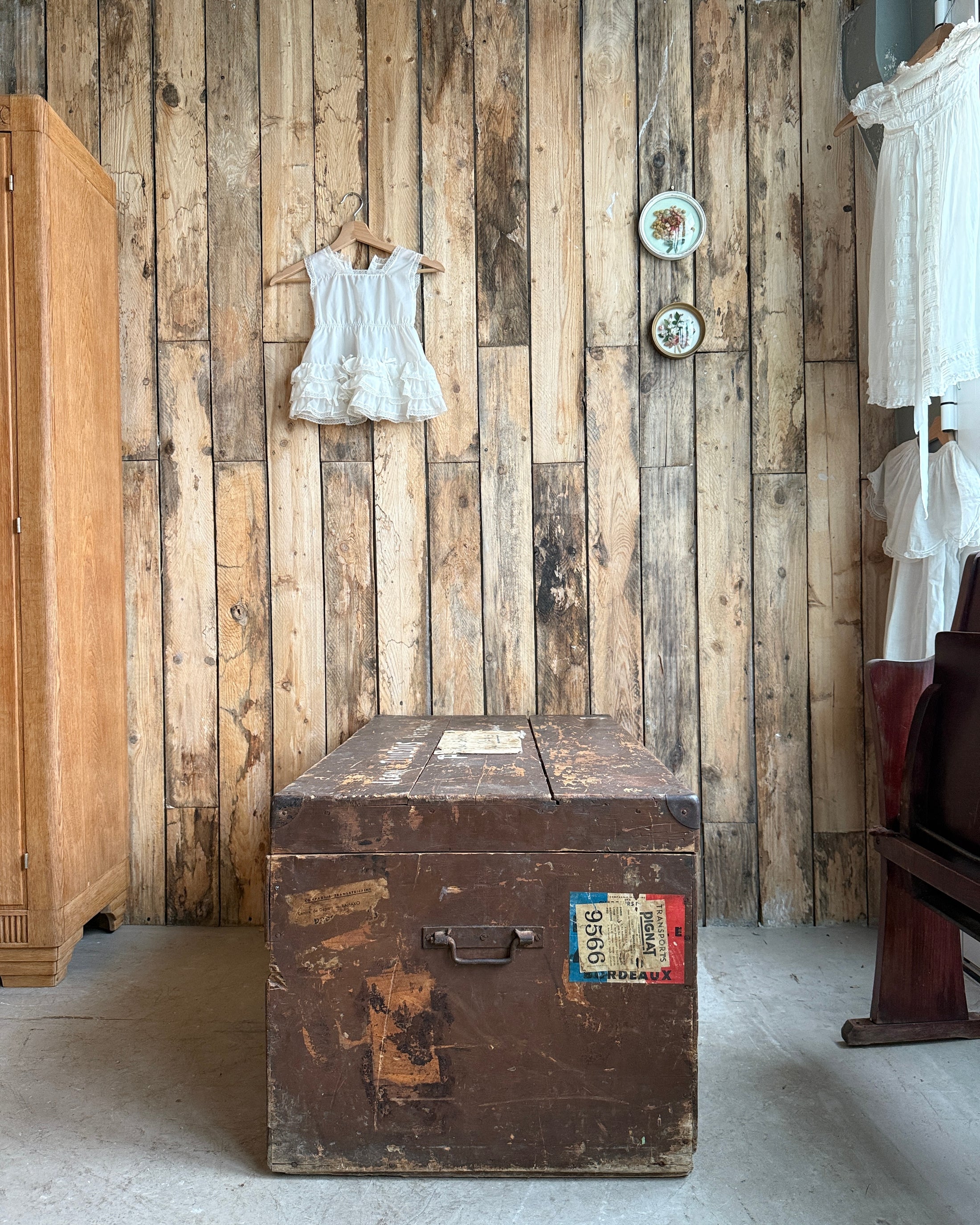 Grand coffre de voyage ancien en bois