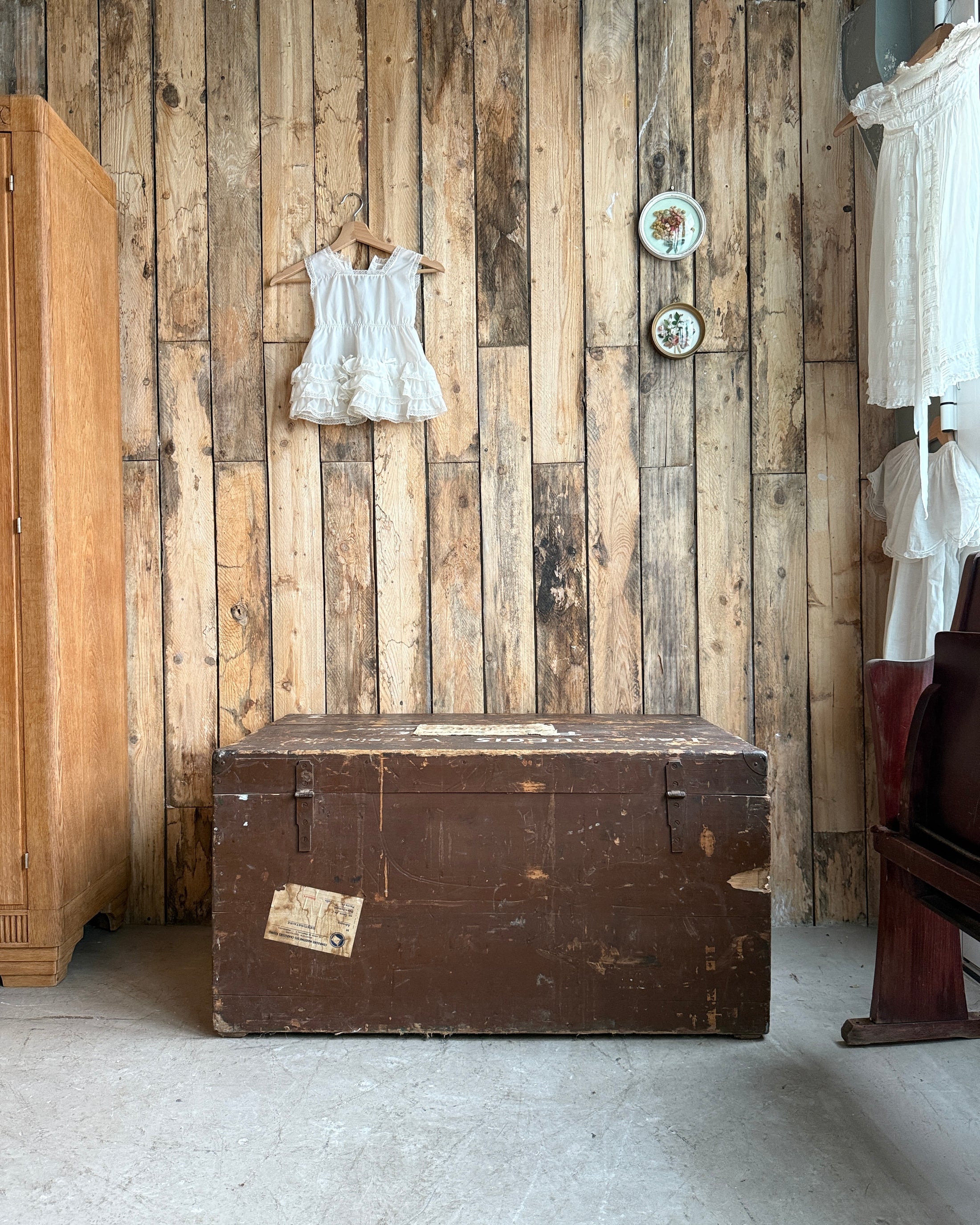 Grand coffre de voyage ancien en bois