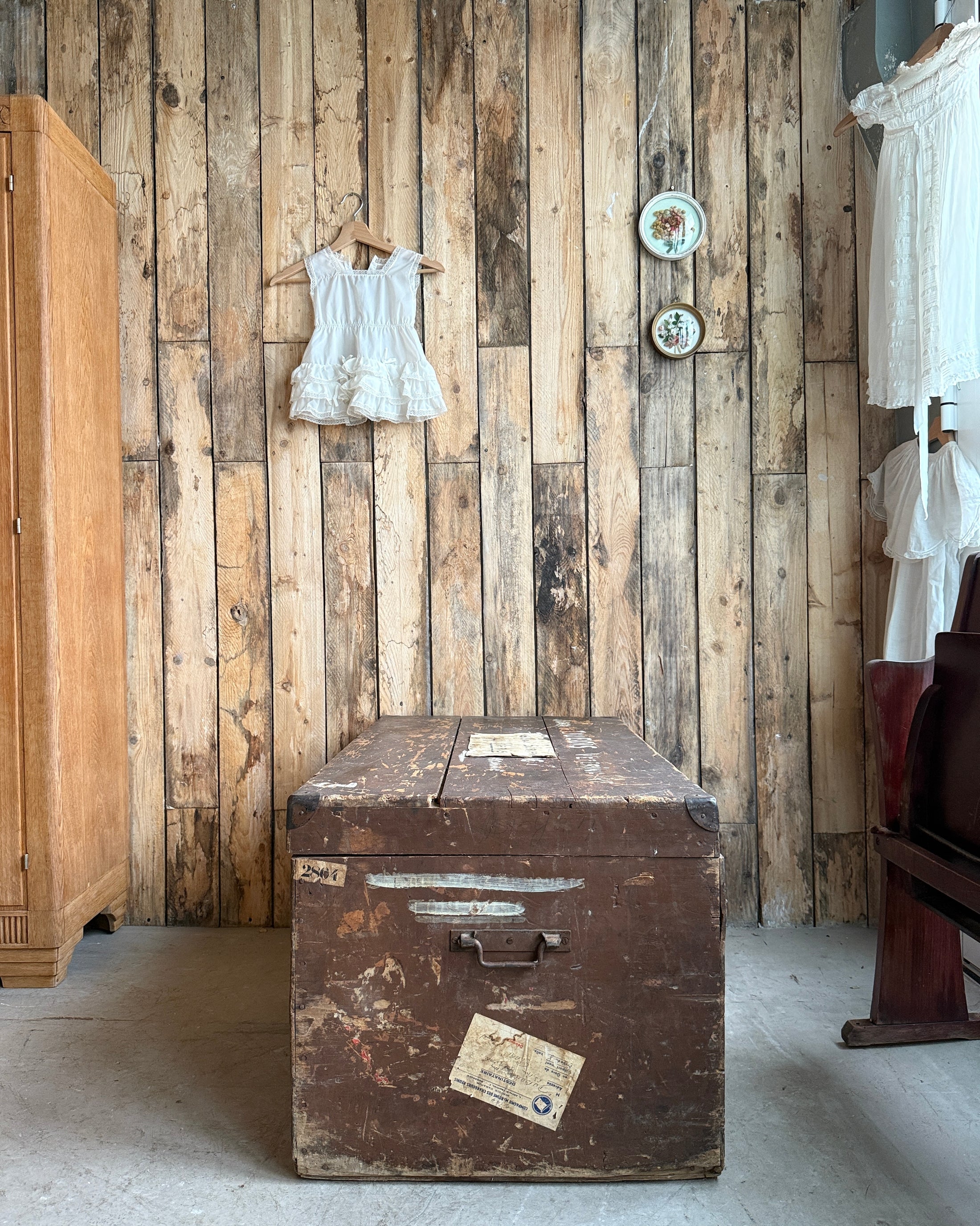 Grand coffre de voyage ancien en bois