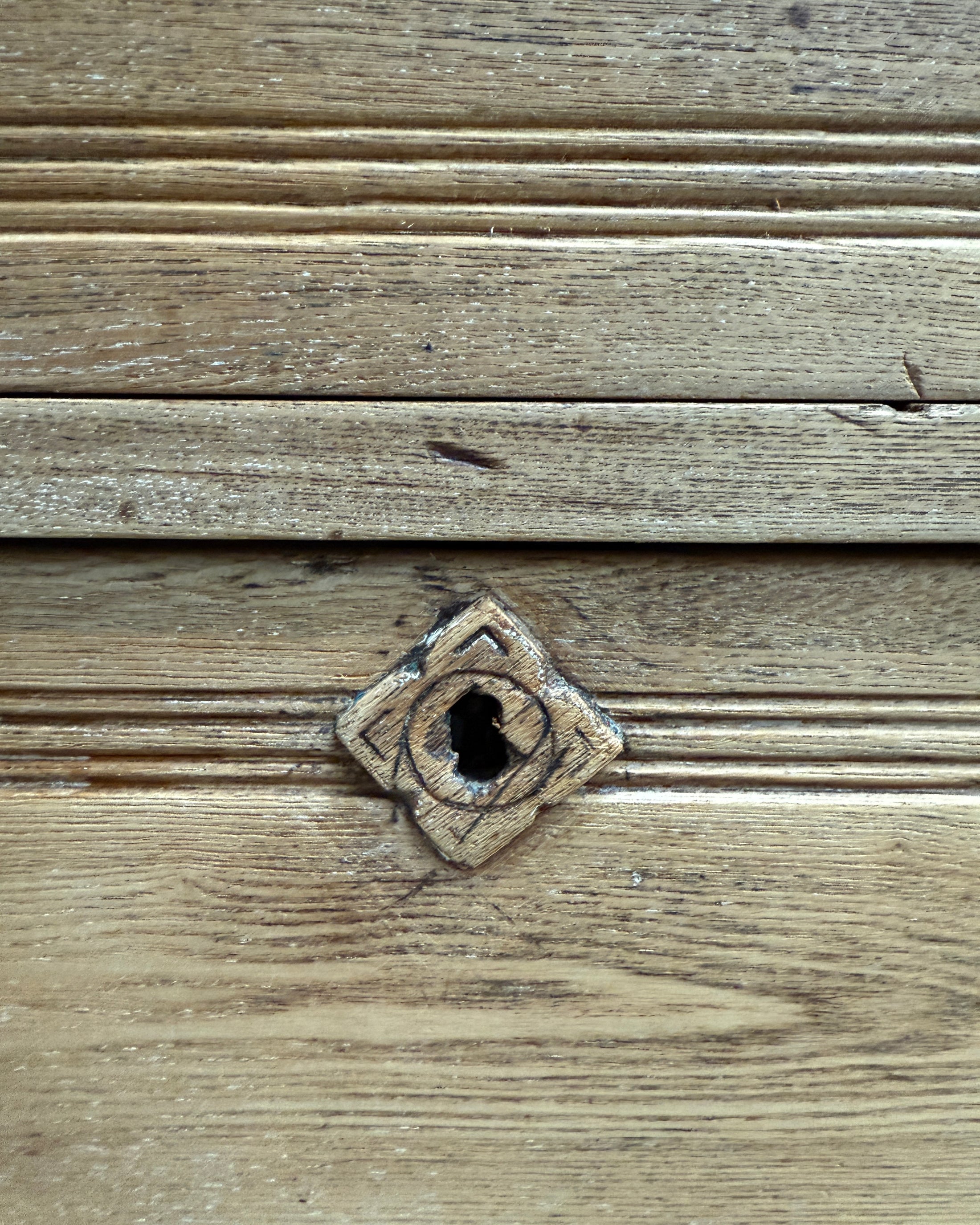 Commode Art Déco en bois massif