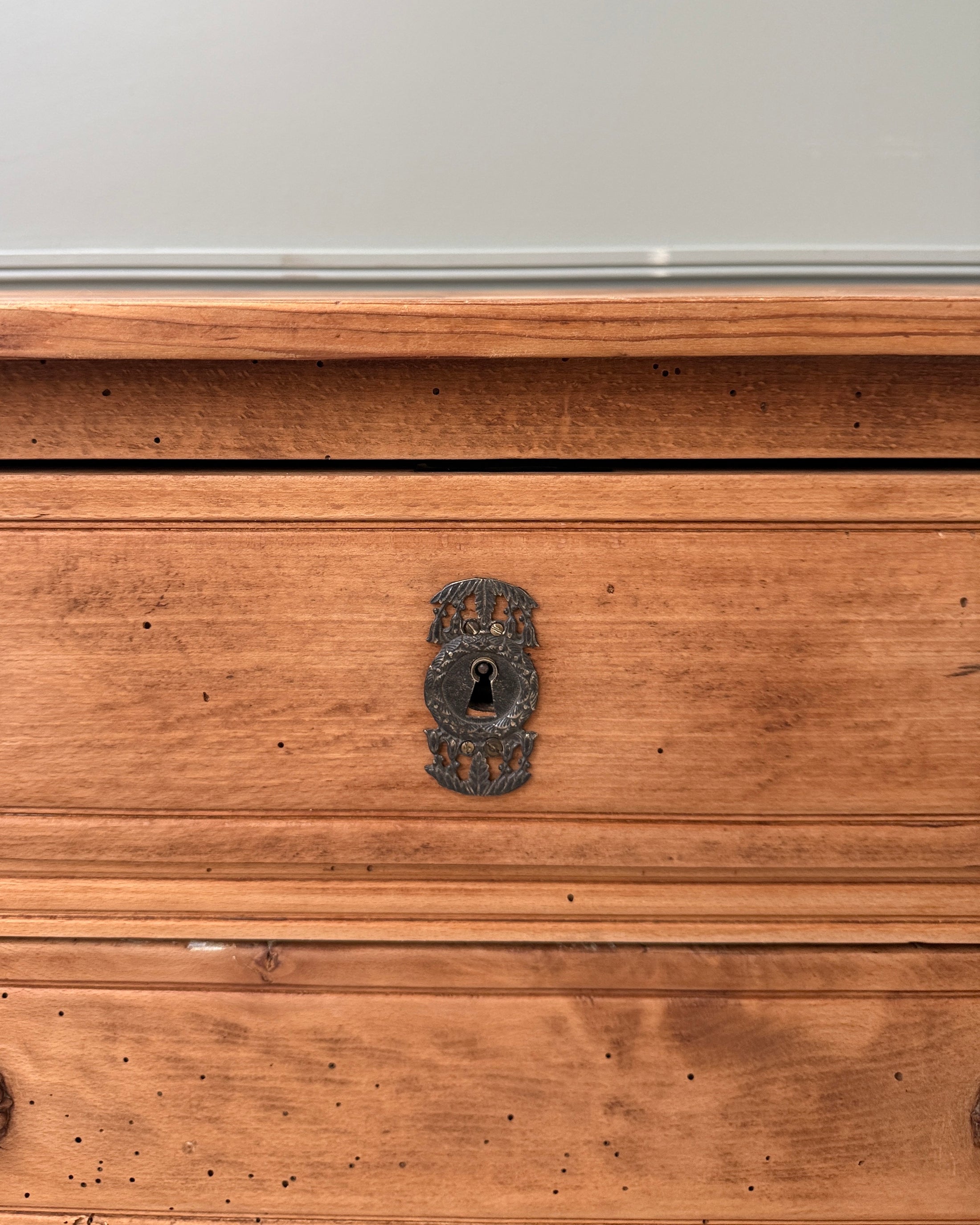Commode ancienne campagnarde en pin massif