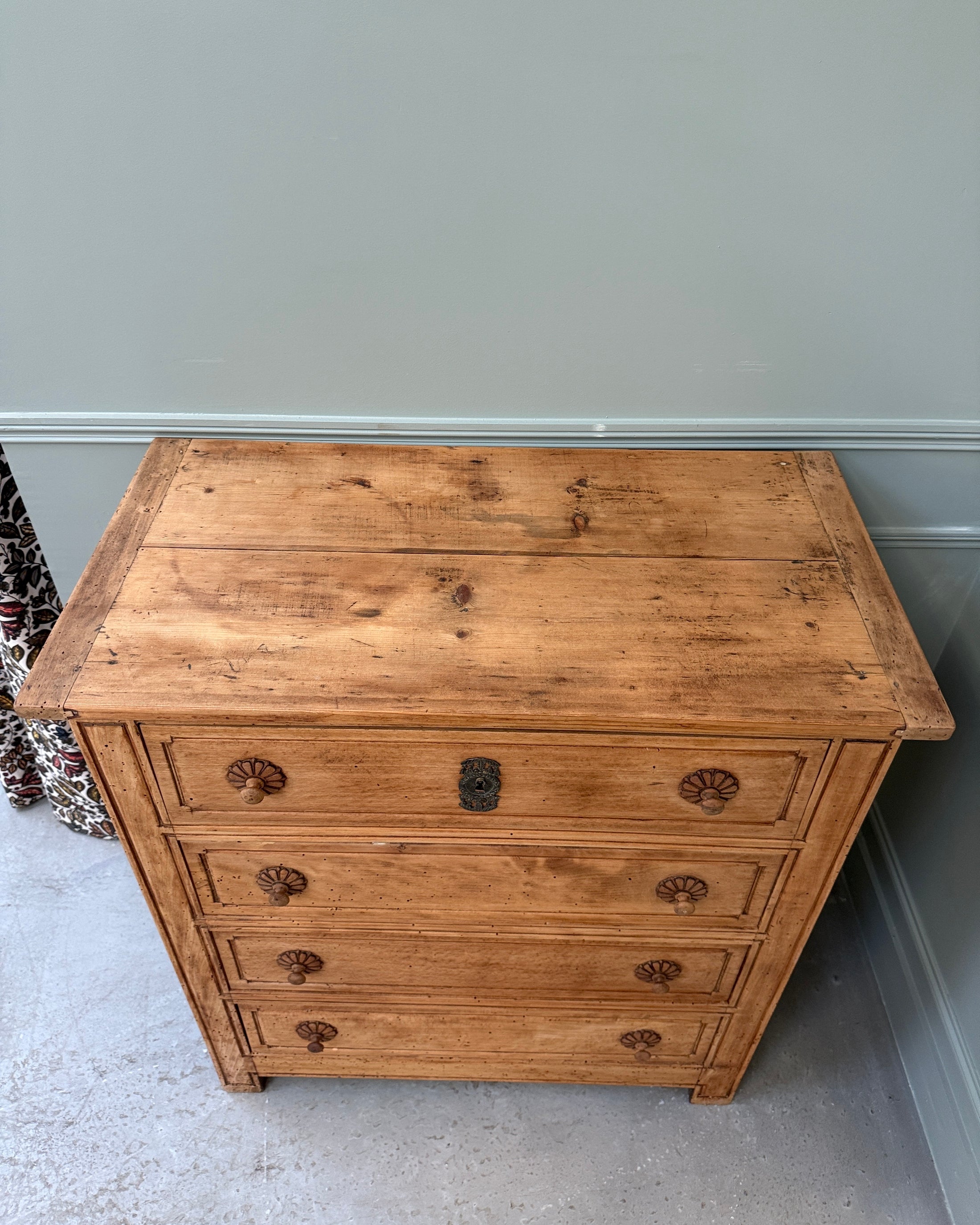 Commode ancienne campagnarde en pin massif