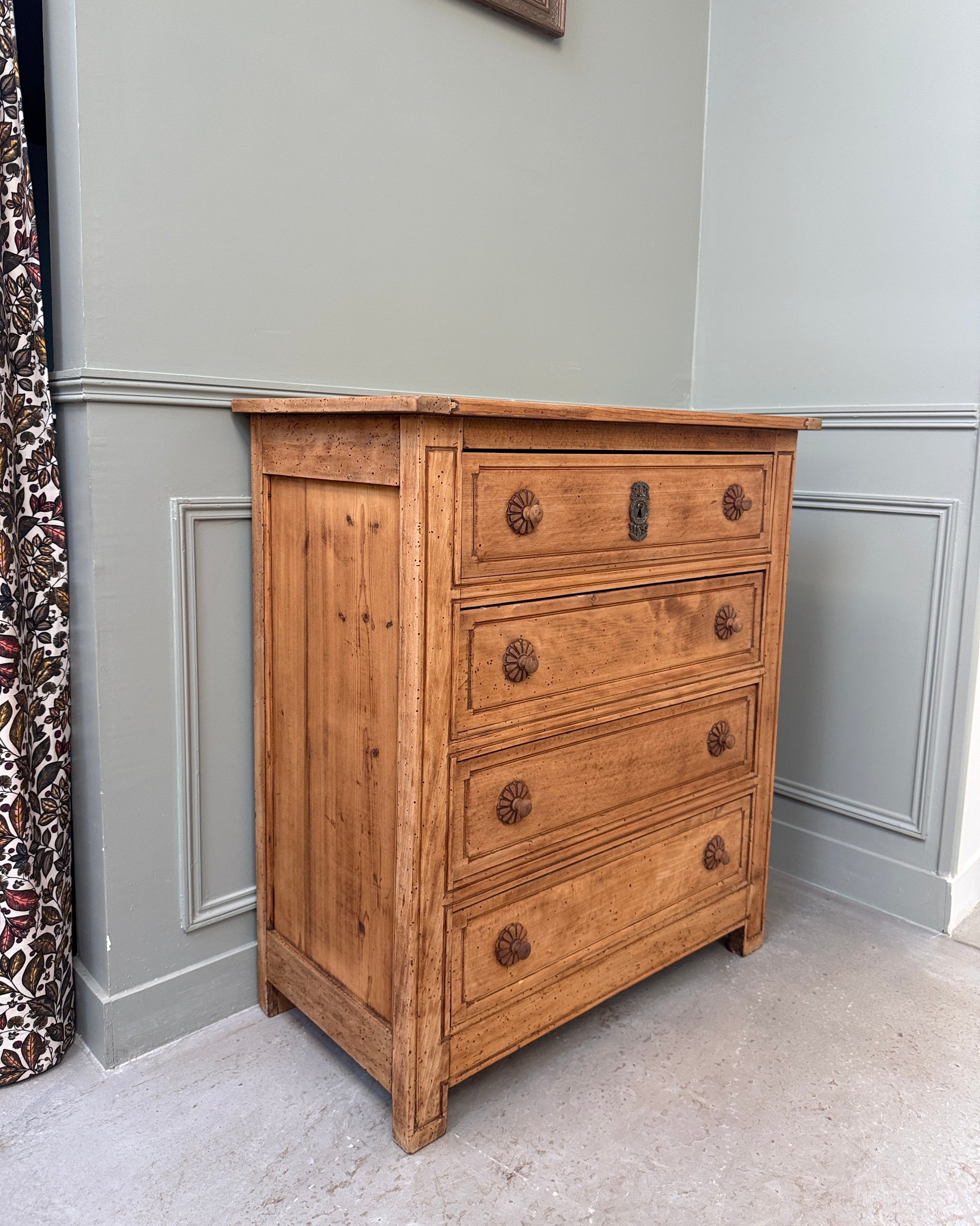 Commode ancienne campagnarde en pin massif