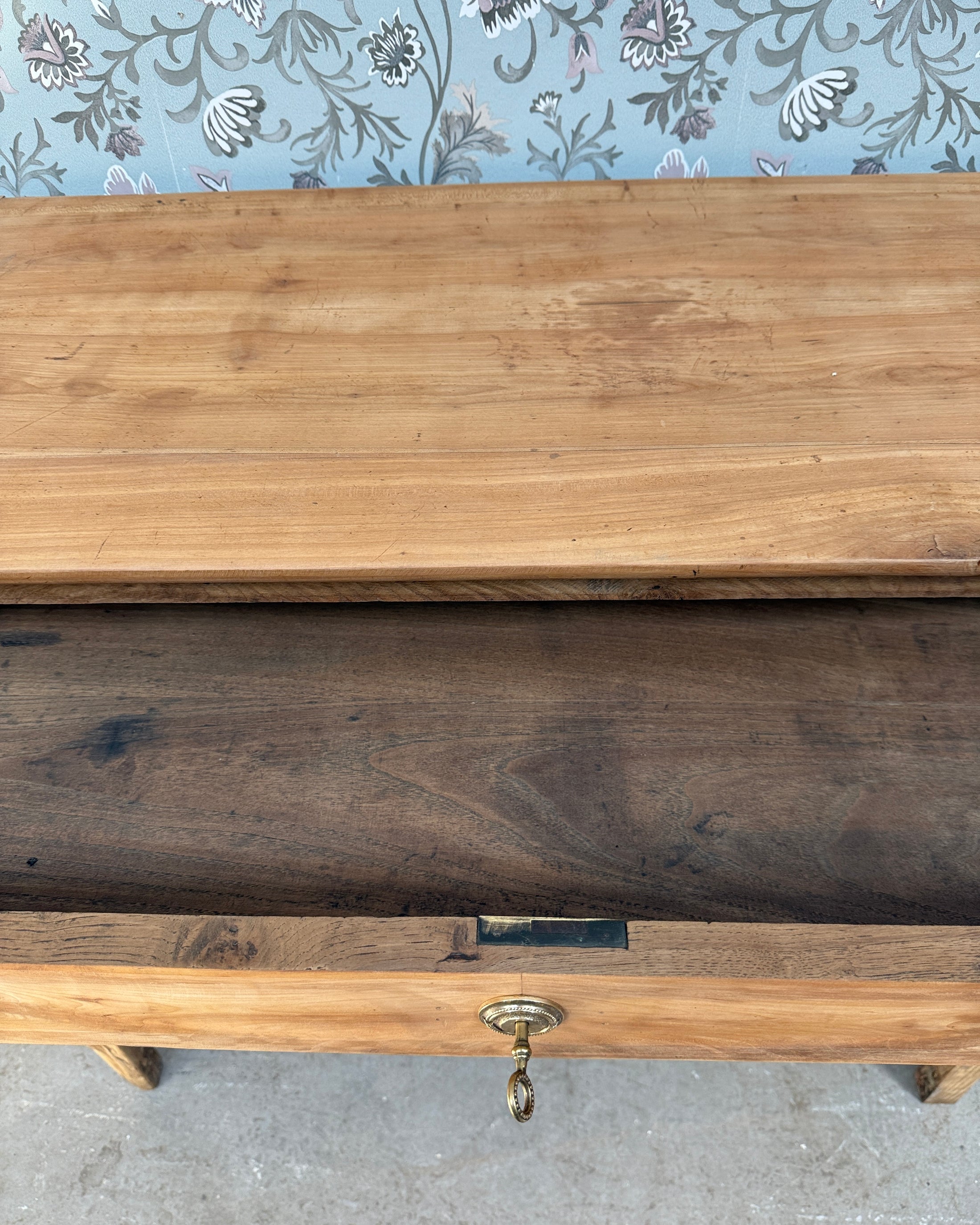 Commode ancienne en noyer
