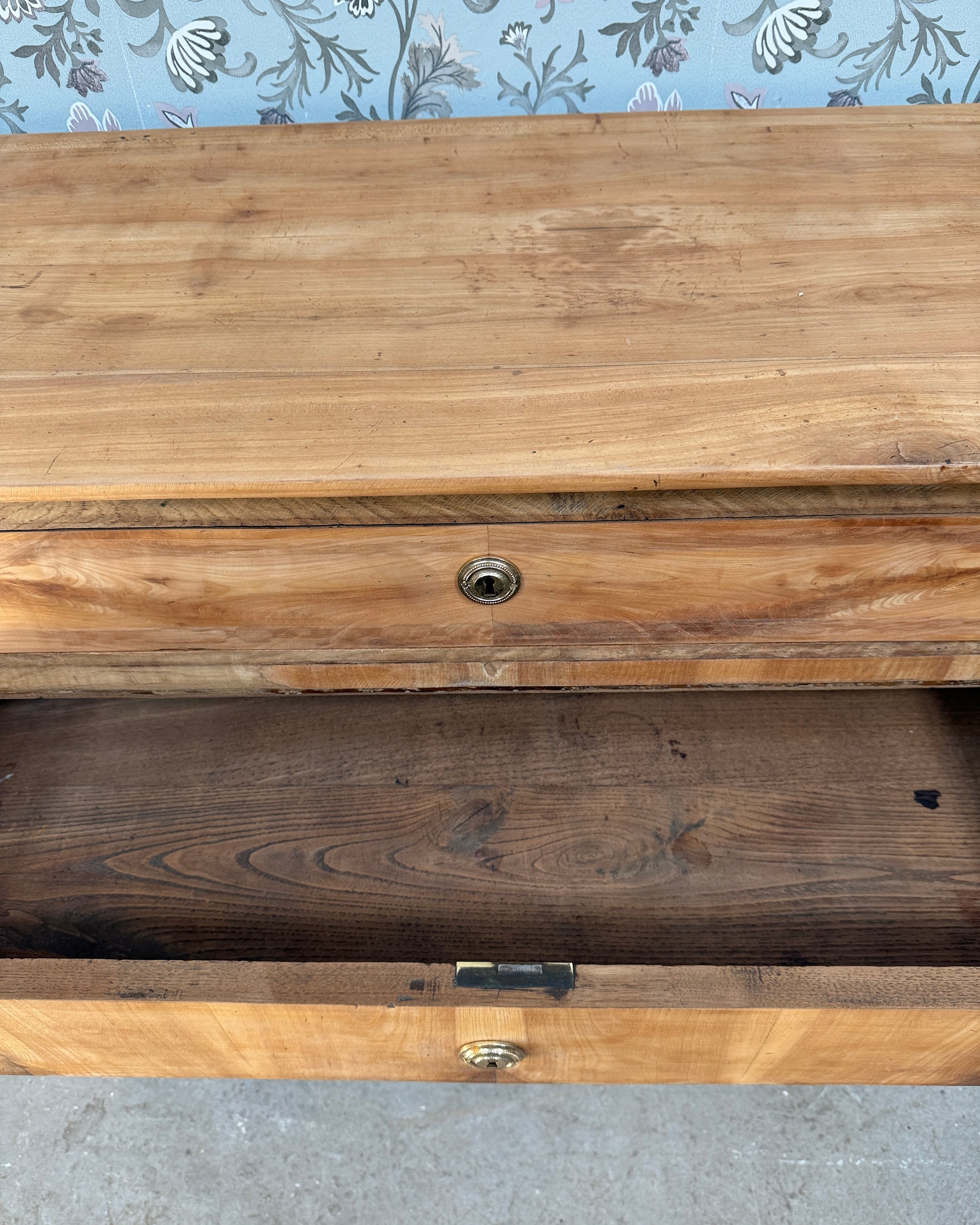 Commode ancienne en noyer
