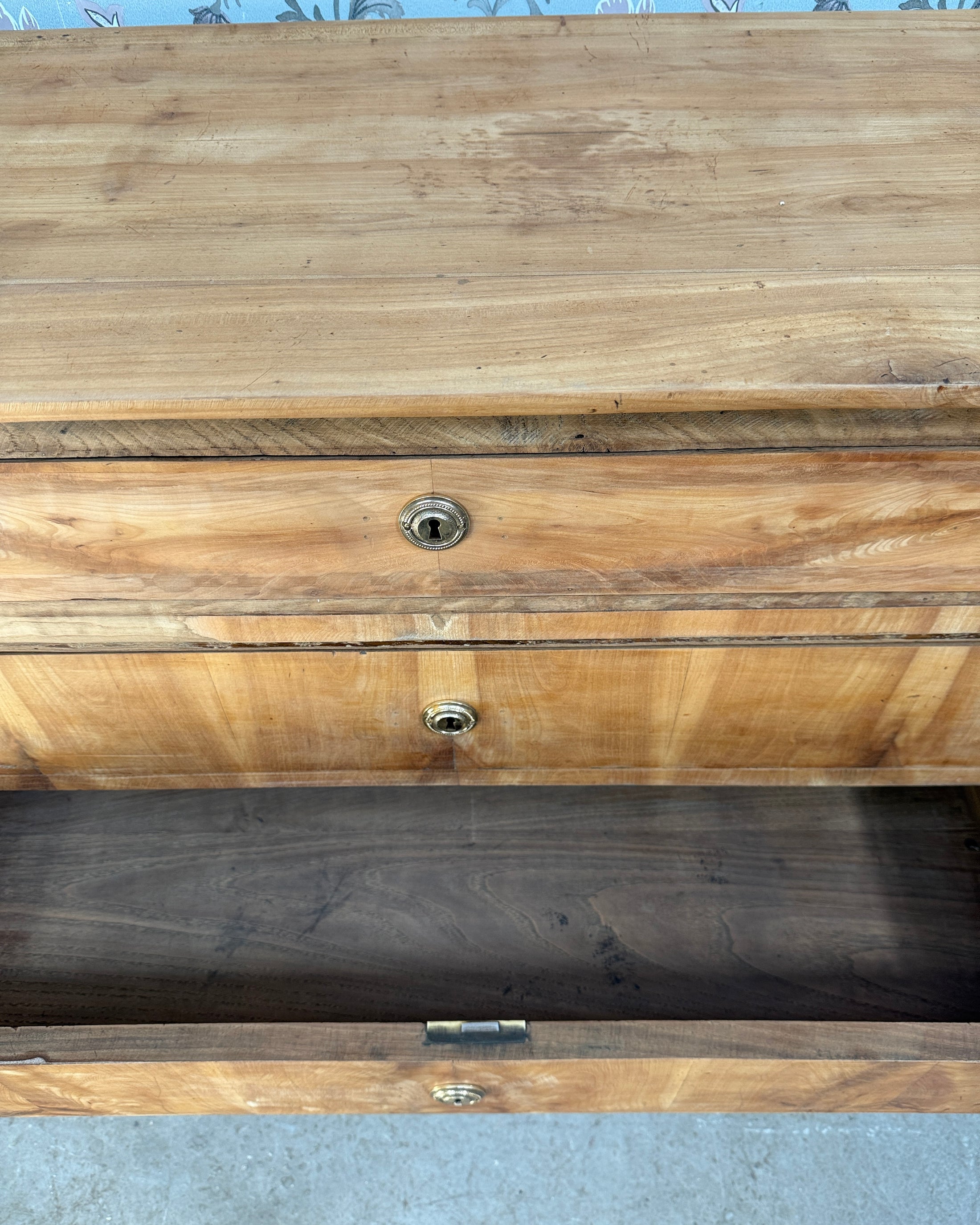 Commode ancienne en noyer