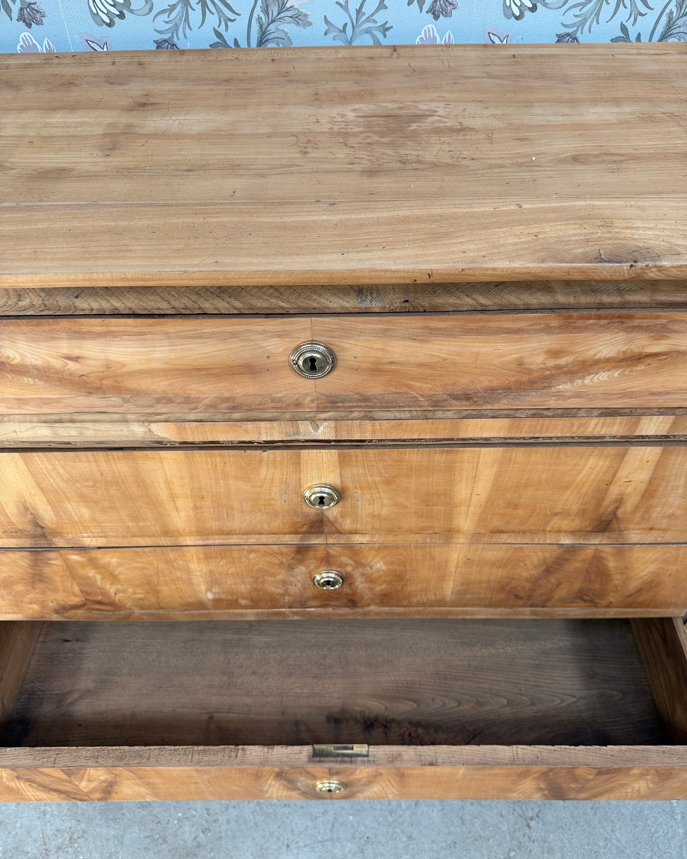 Commode ancienne en noyer