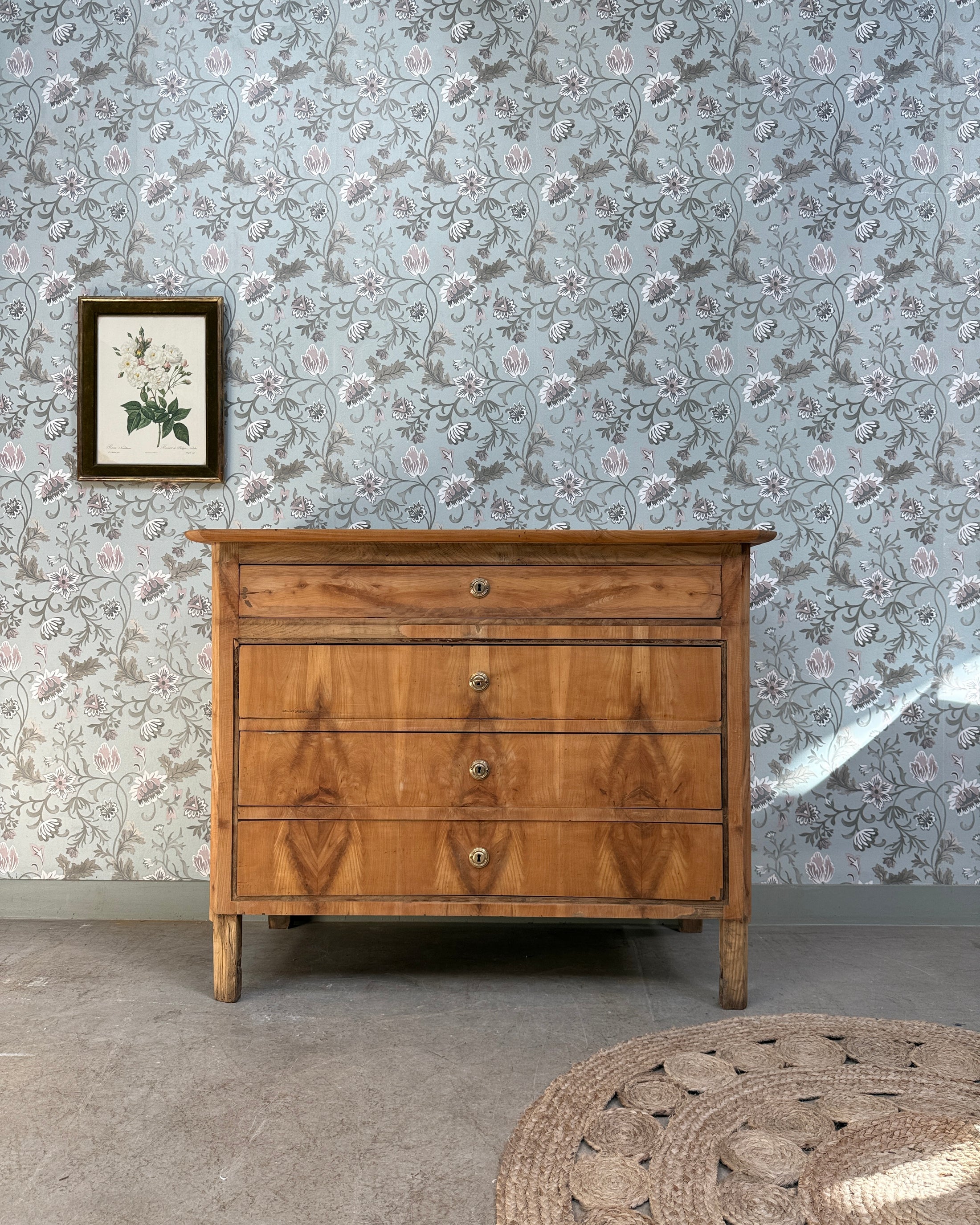Commode ancienne en noyer