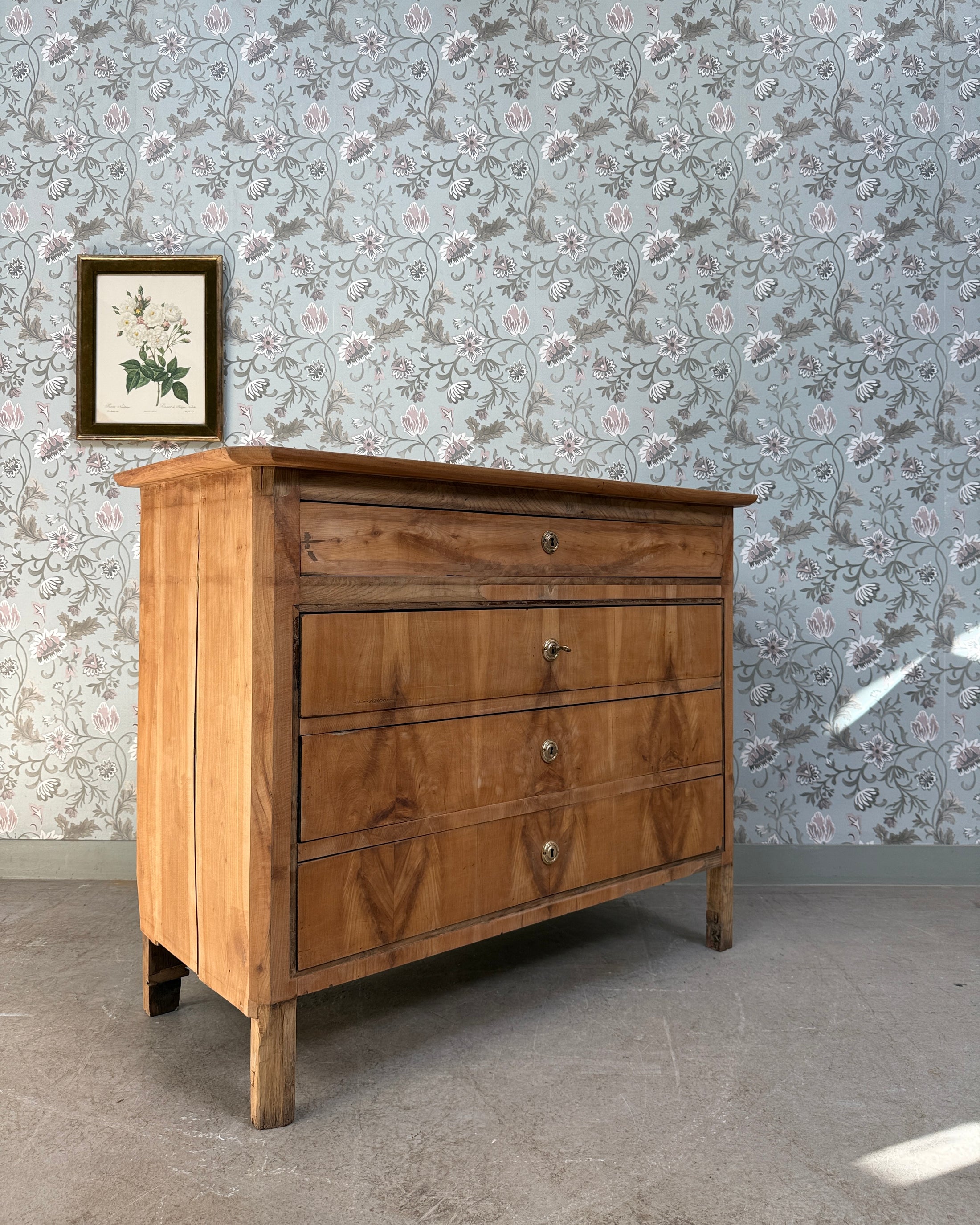 Commode ancienne en noyer