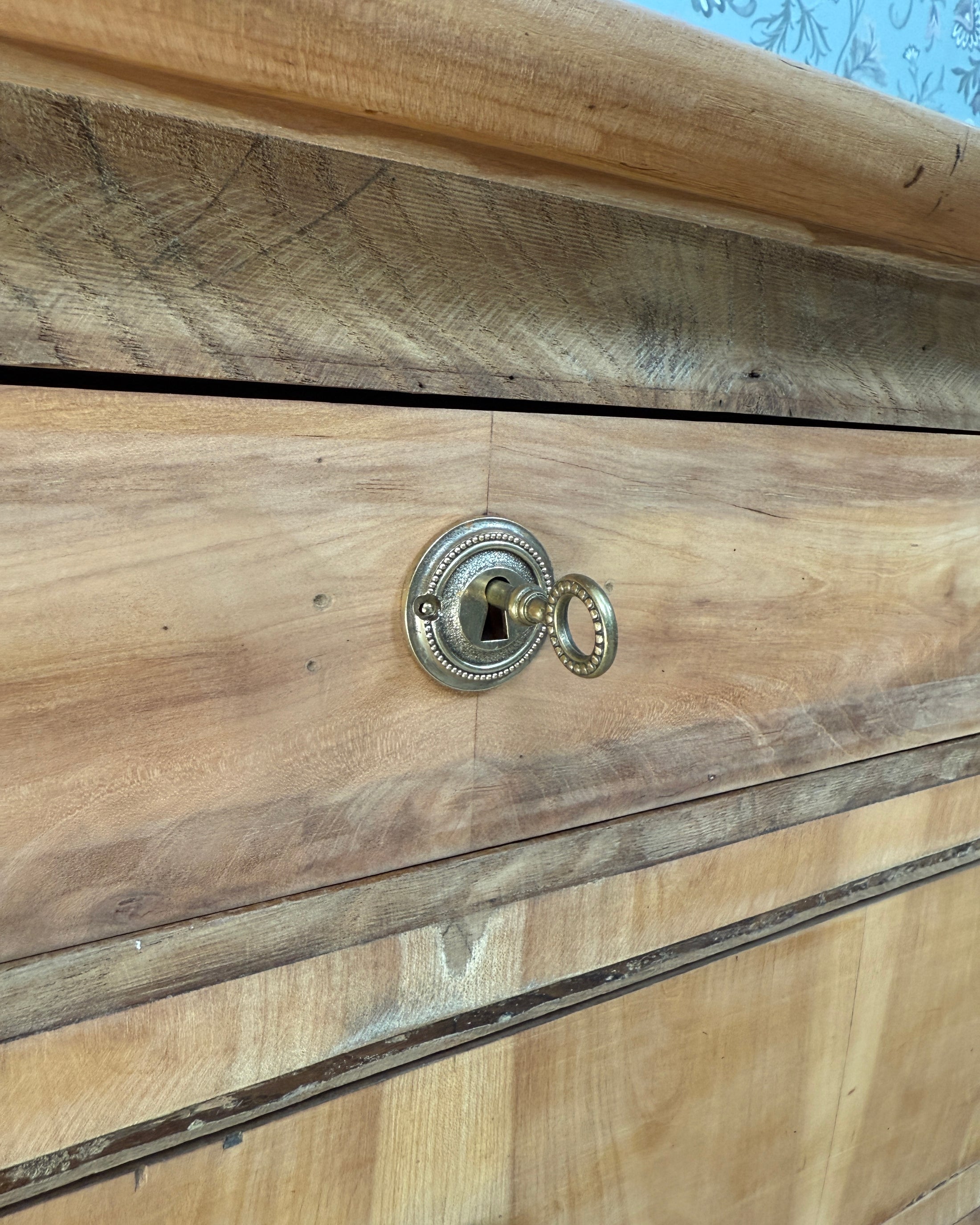 Commode ancienne en noyer