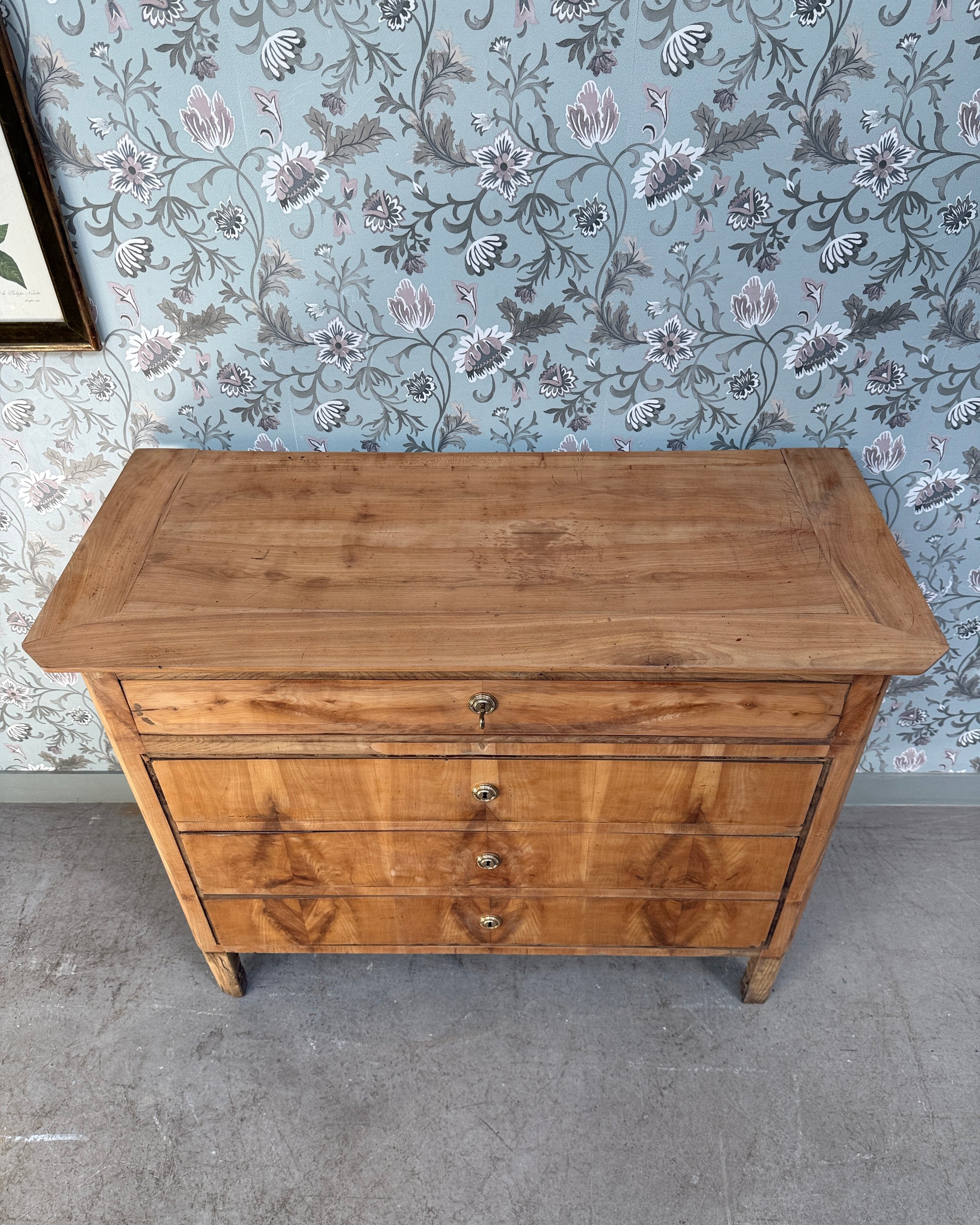 Commode ancienne en noyer