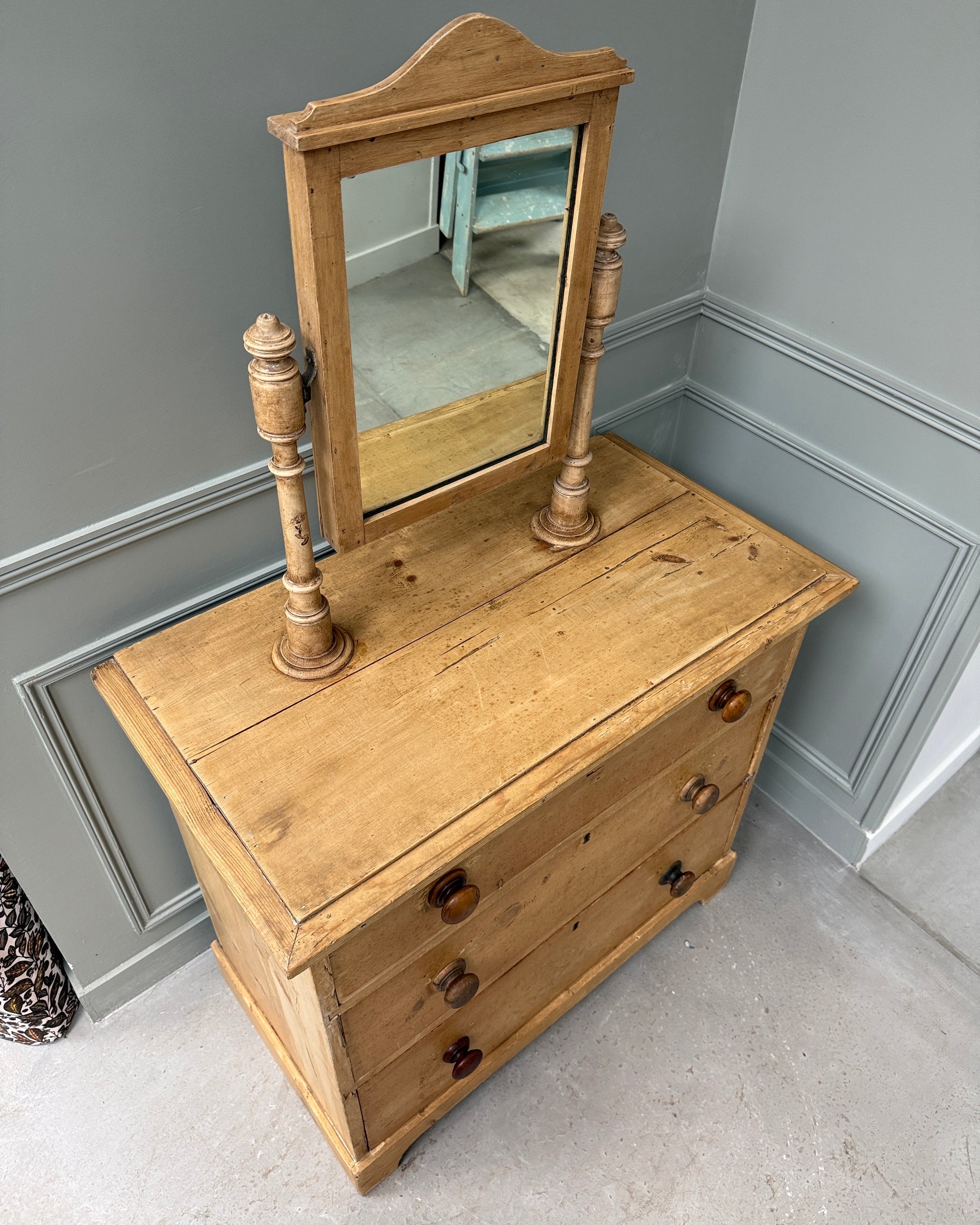 Commode anglaise coiffeuse en pin