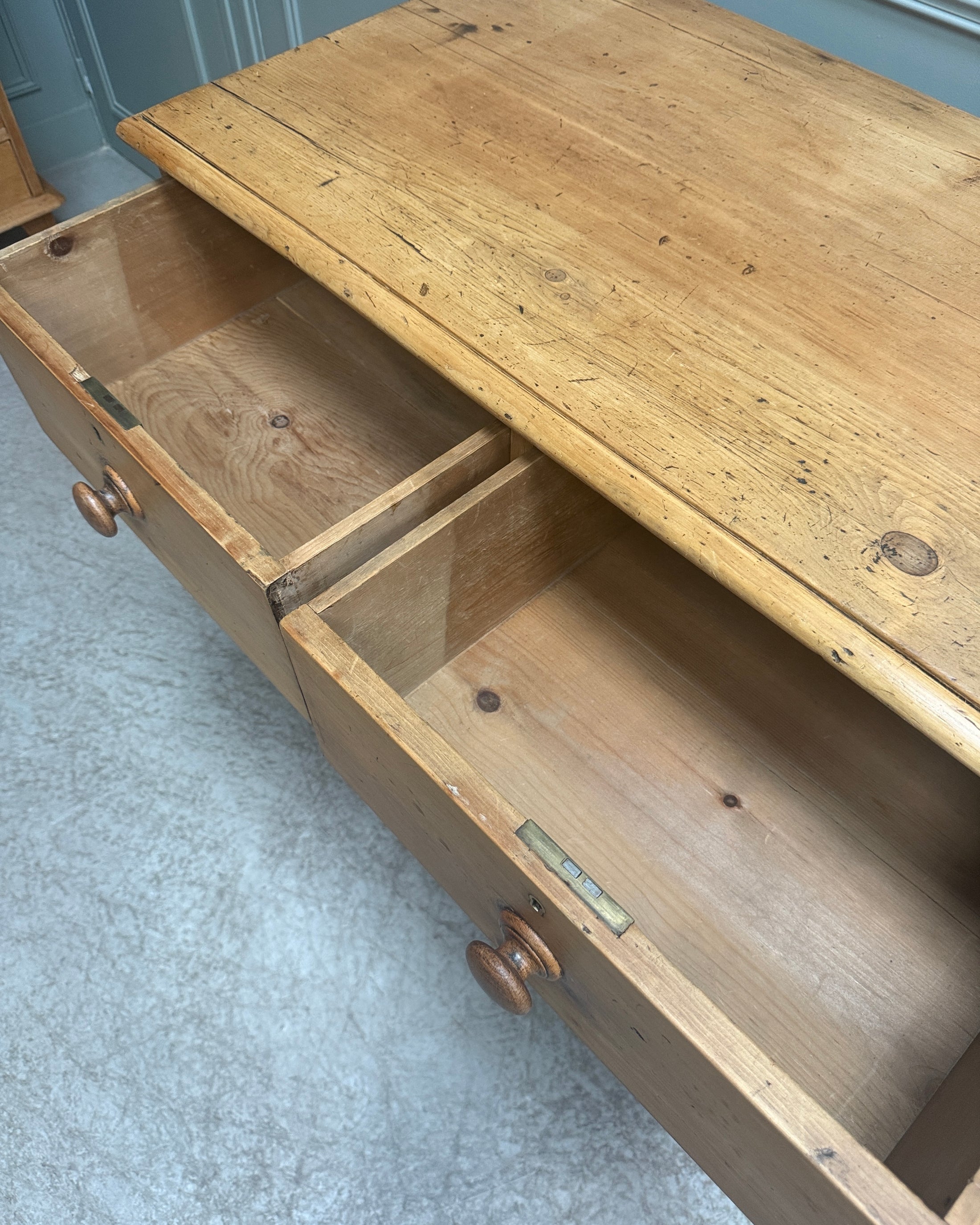 Commode anglaise en pin