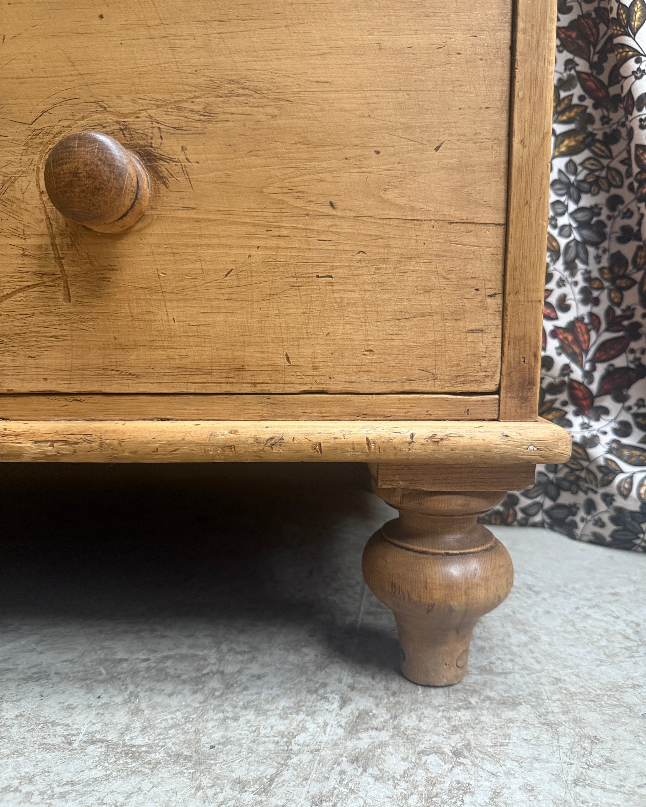 Commode anglaise en pin