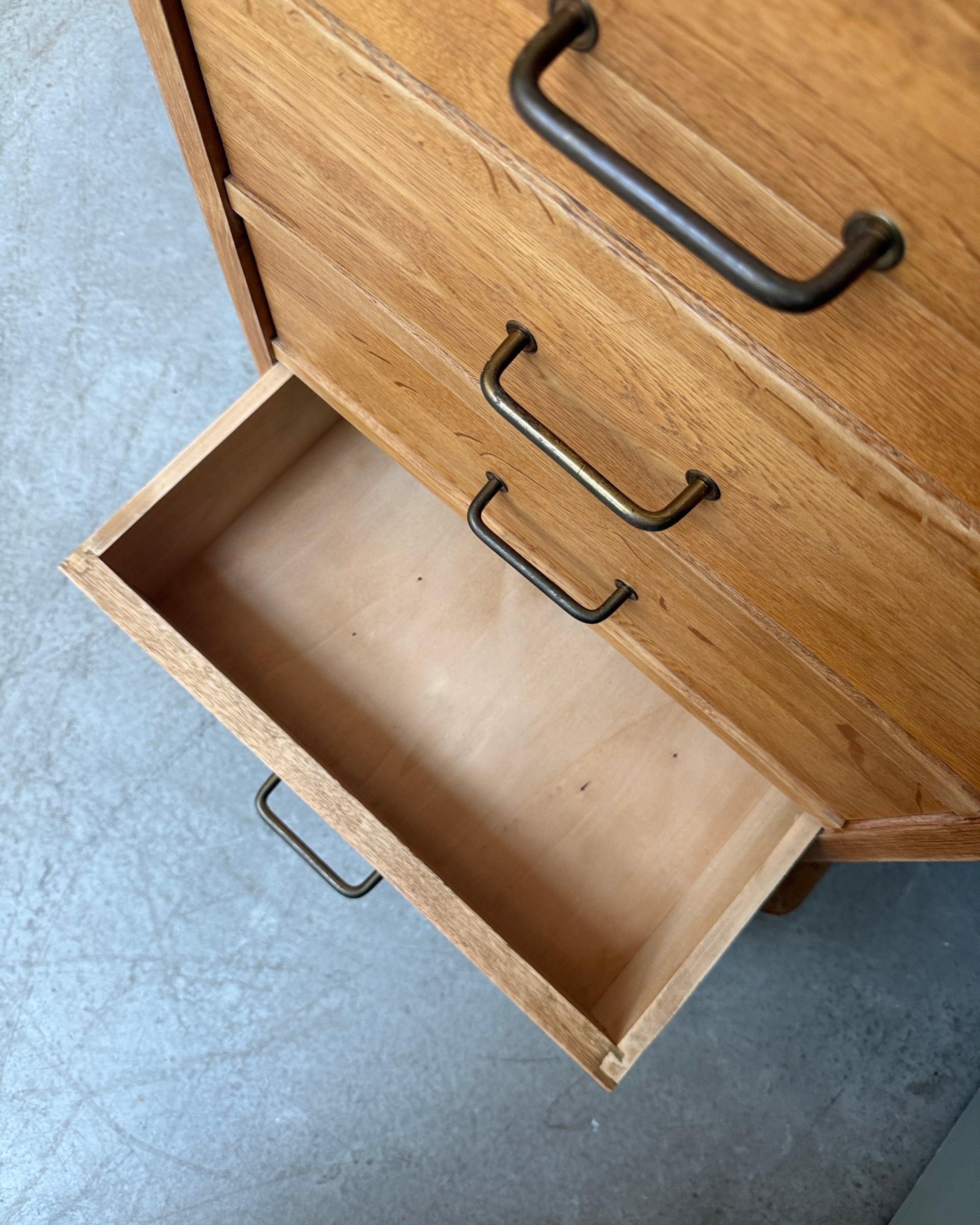 Petite commode vintage en chêne