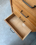 Charger l'image dans la visionneuse de la galerie, Petite commode vintage en chêne
