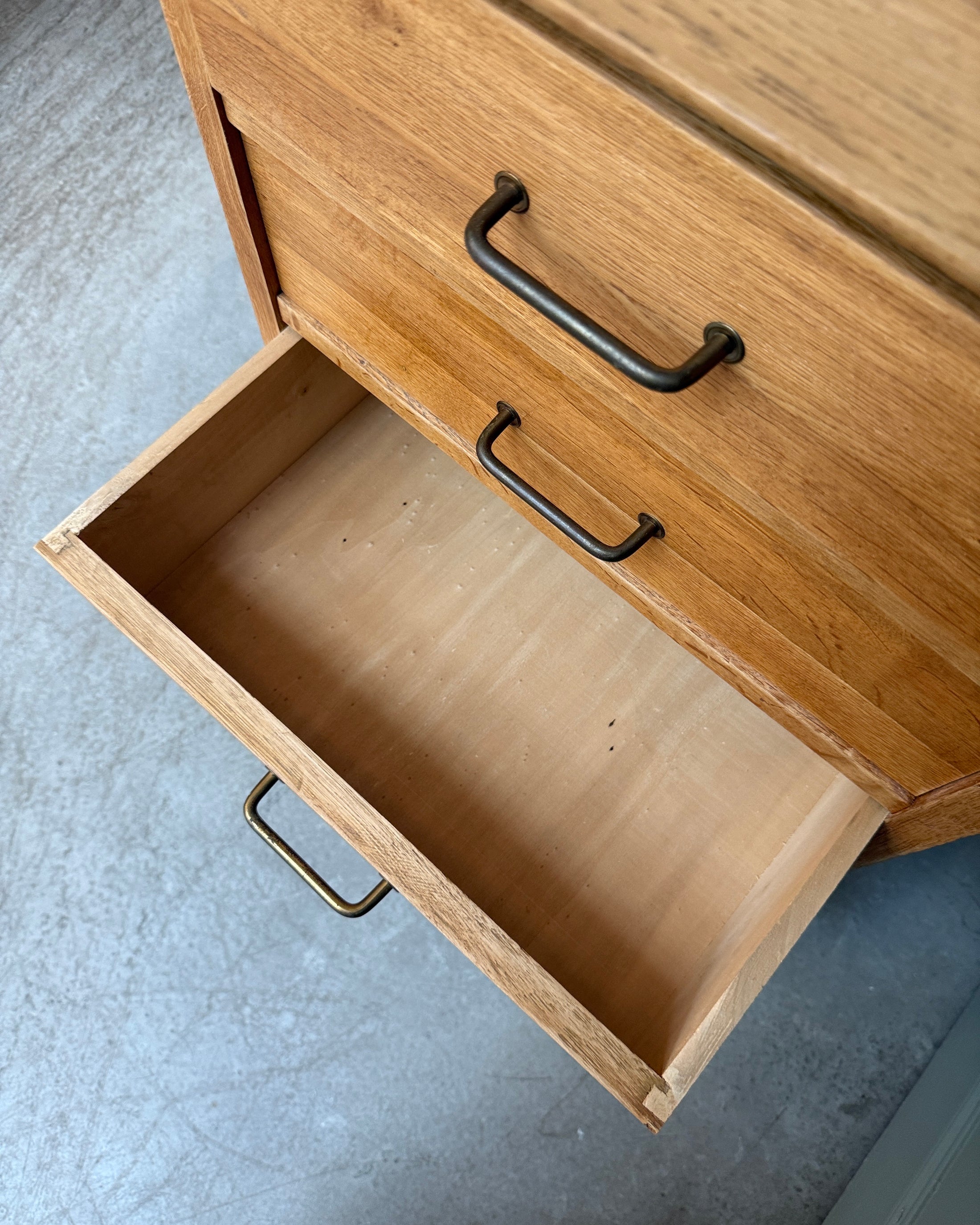 Petite commode vintage en chêne