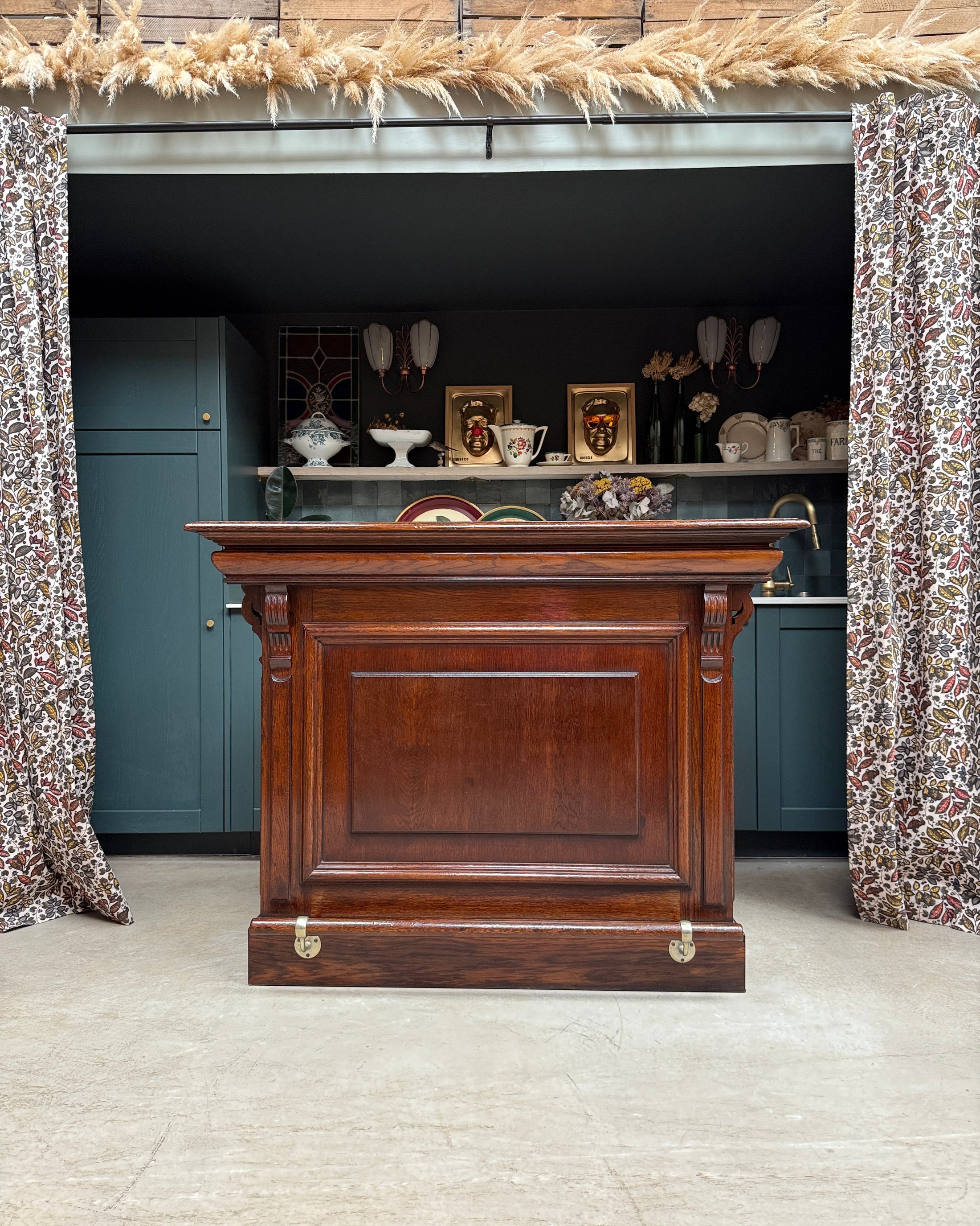 Ancien comptoir de bar et ses deux tabourets hauts