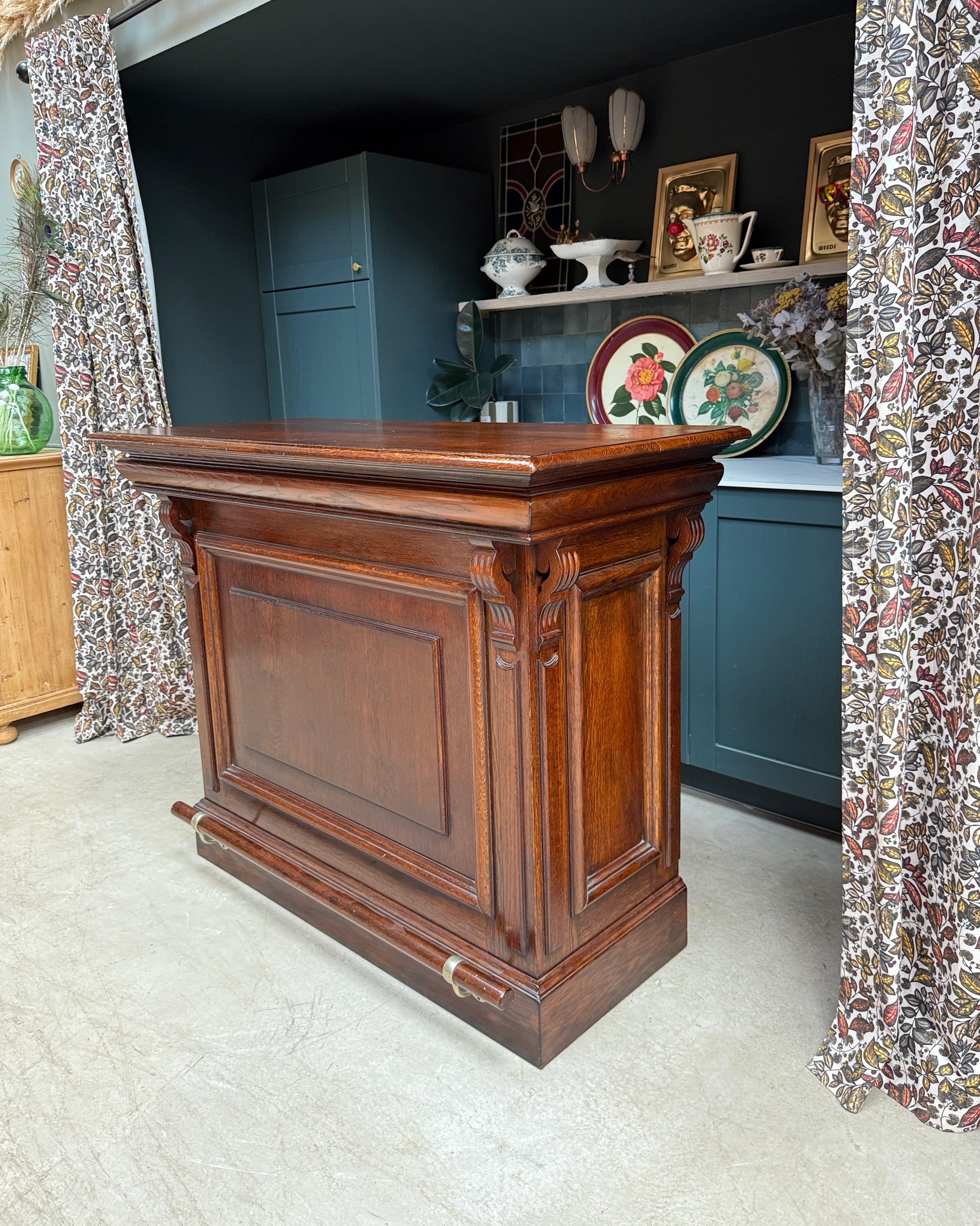 Ancien comptoir de bar et ses deux tabourets hauts