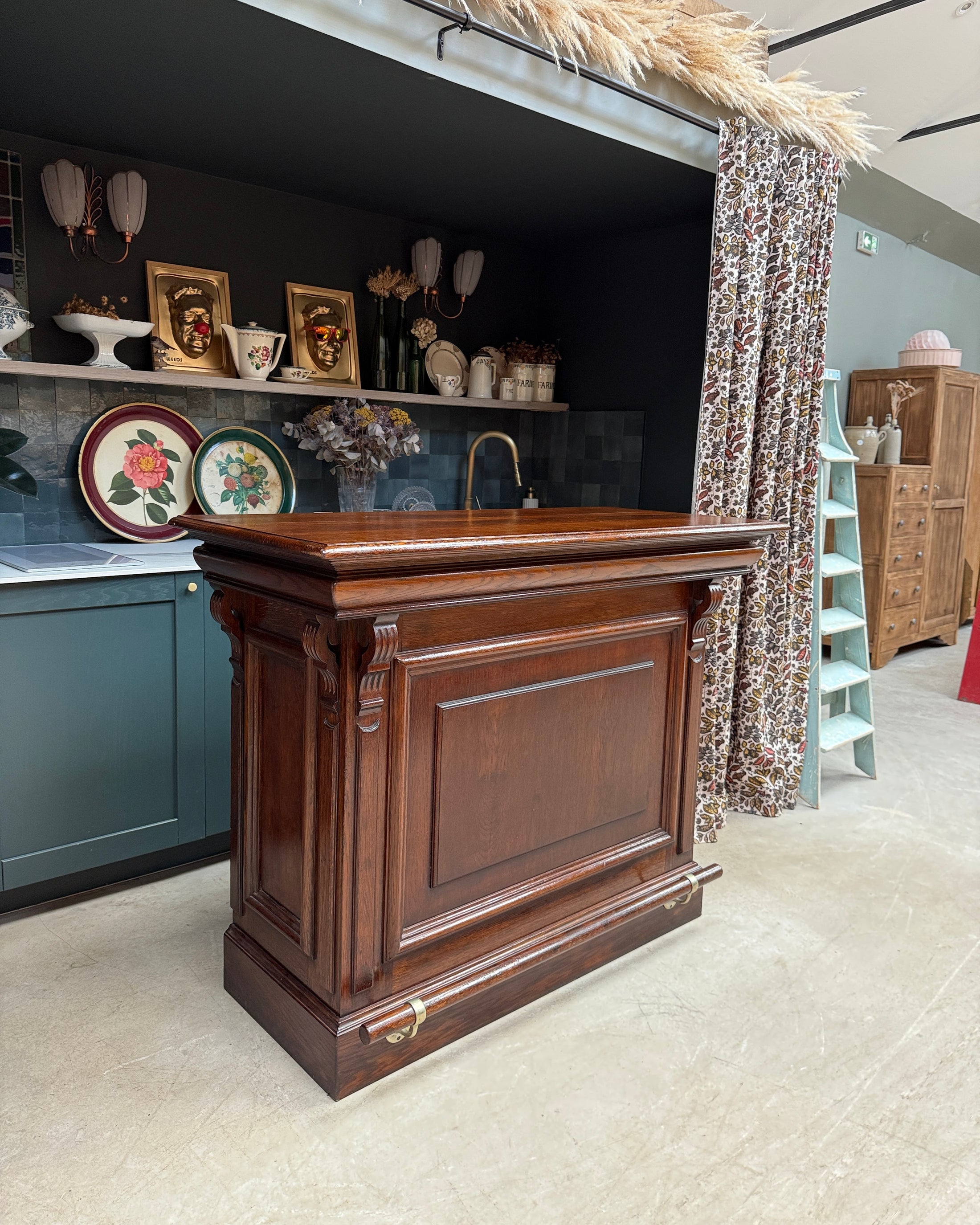 Ancien comptoir de bar et ses deux tabourets hauts