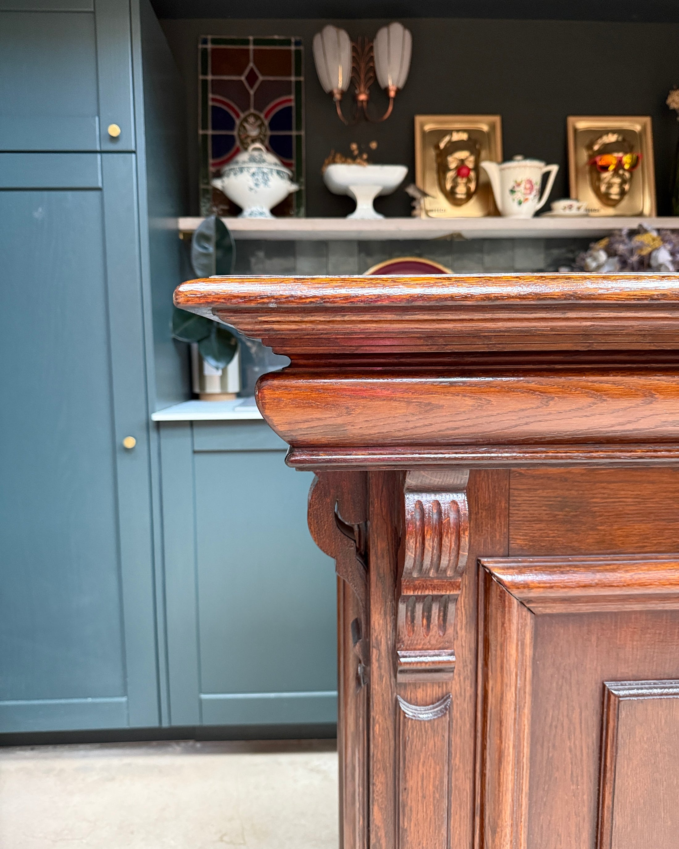 Ancien comptoir de bar et ses deux tabourets hauts