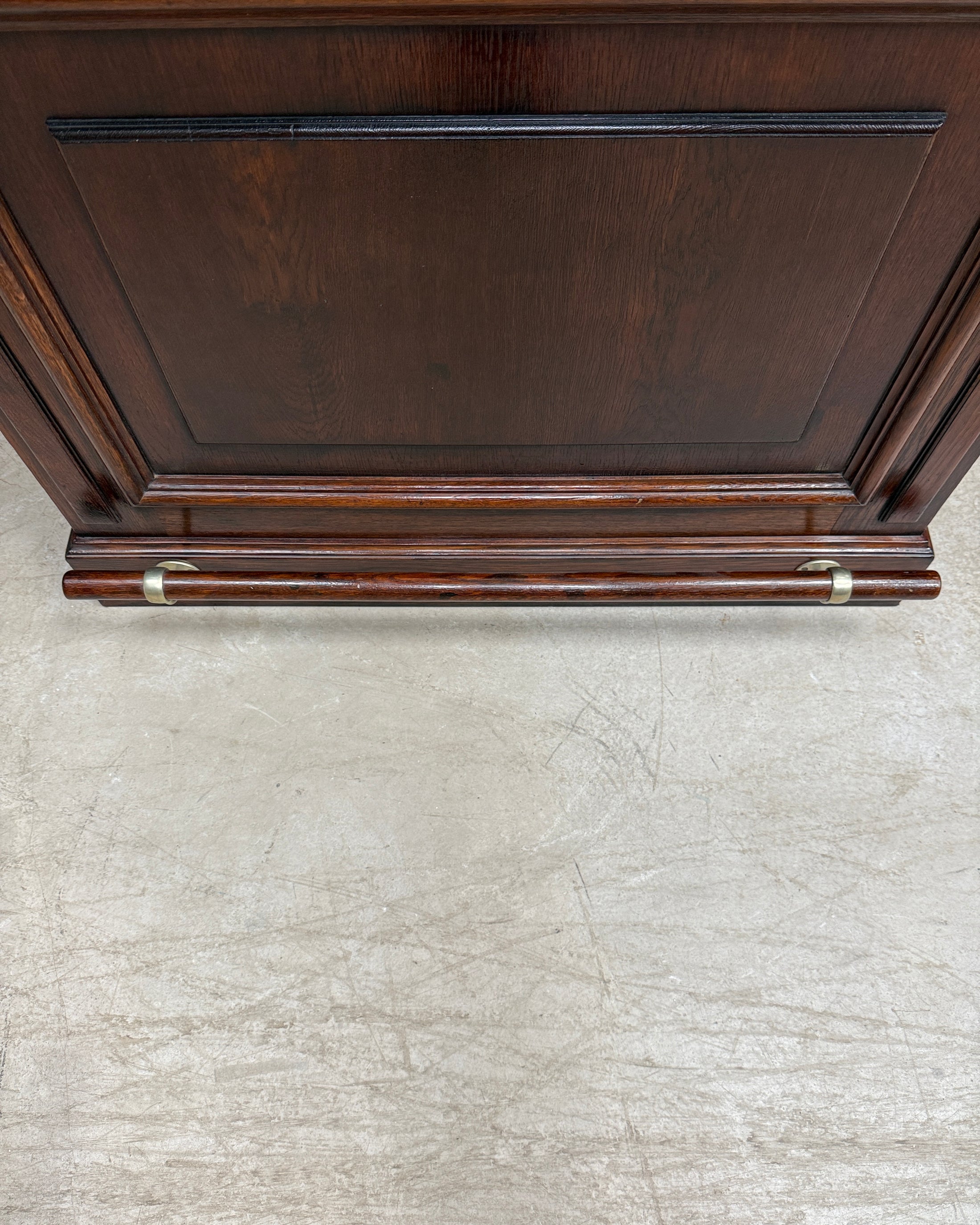 Ancien comptoir de bar et ses deux tabourets hauts