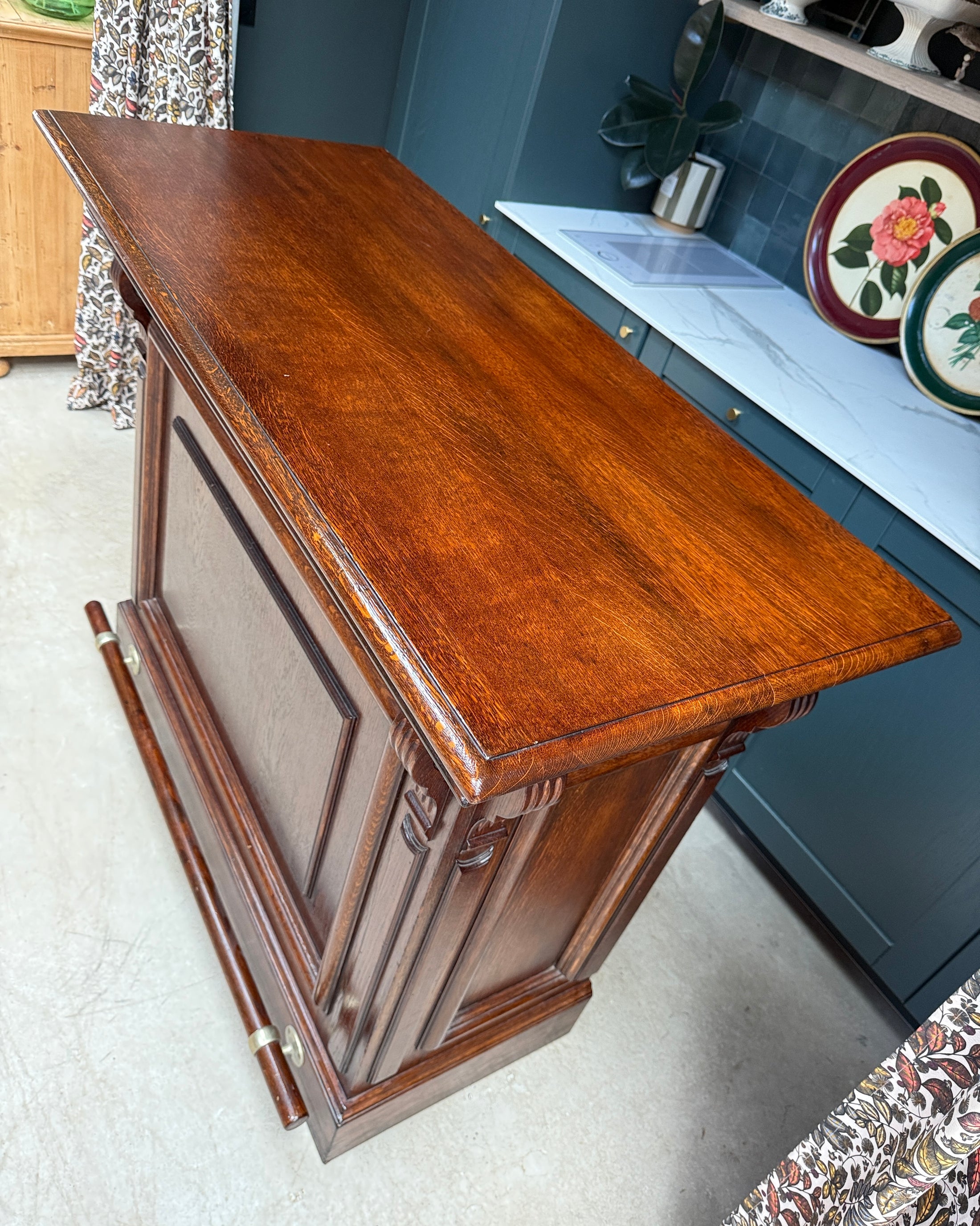 Ancien comptoir de bar et ses deux tabourets hauts