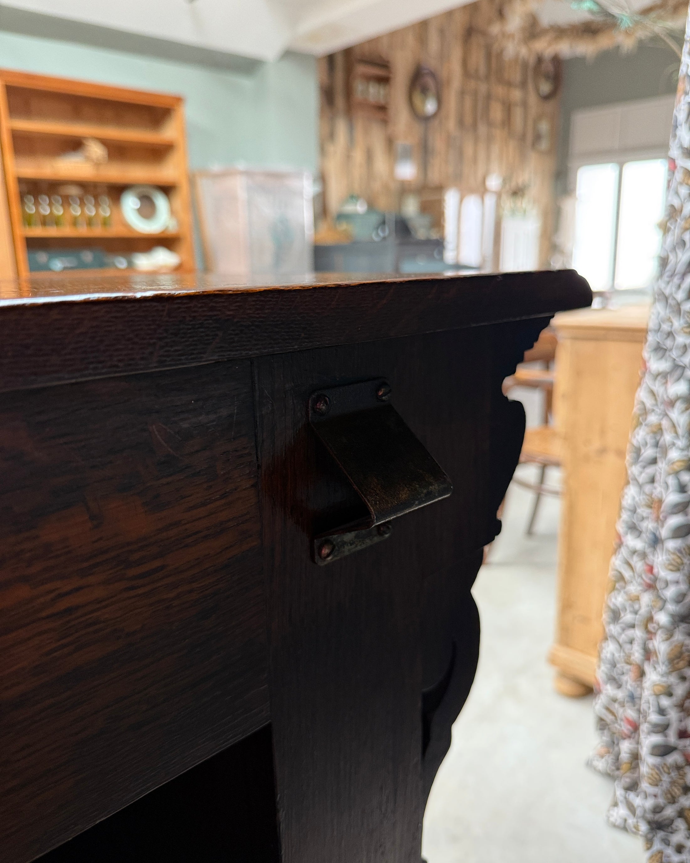 Ancien comptoir de bar et ses deux tabourets hauts