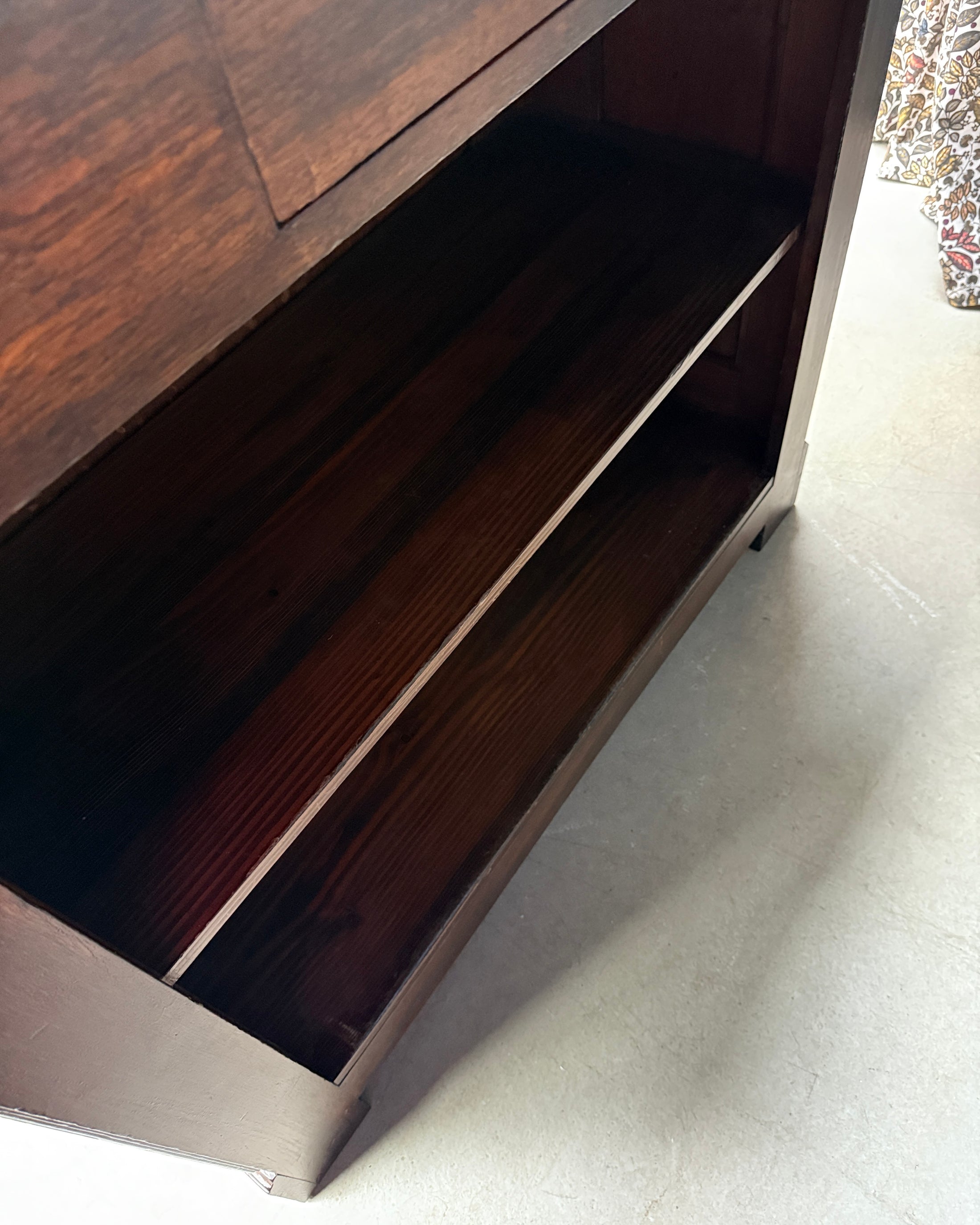 Ancien comptoir de bar et ses deux tabourets hauts