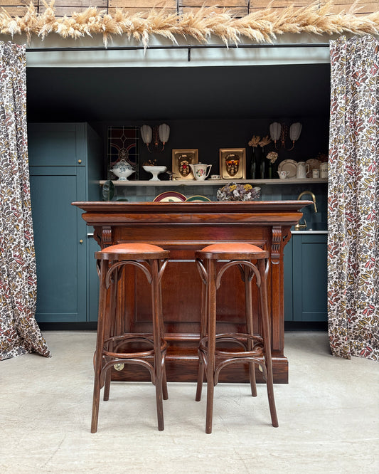 Ancien comptoir de bar et ses deux tabourets hauts
