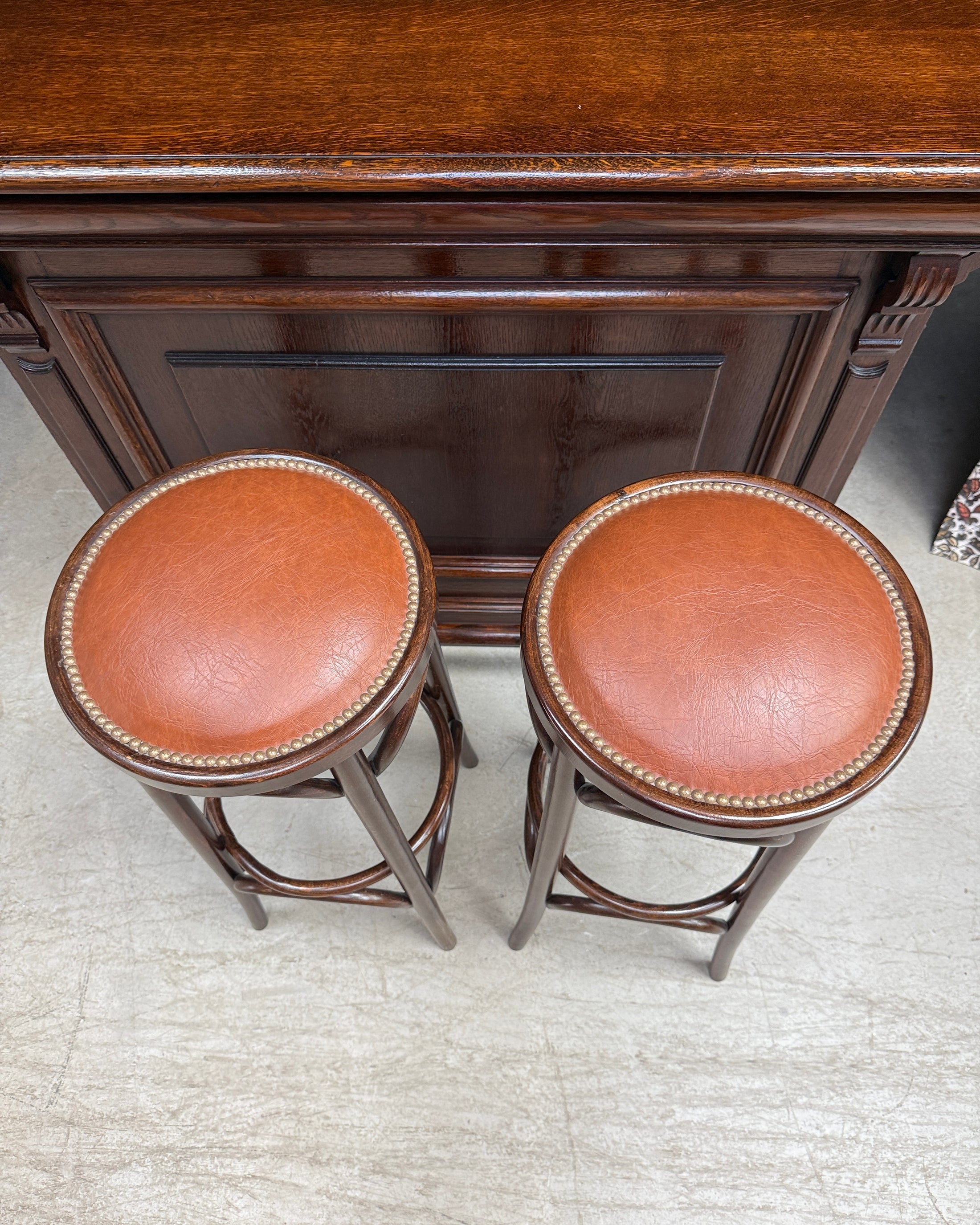 Ancien comptoir de bar et ses deux tabourets hauts