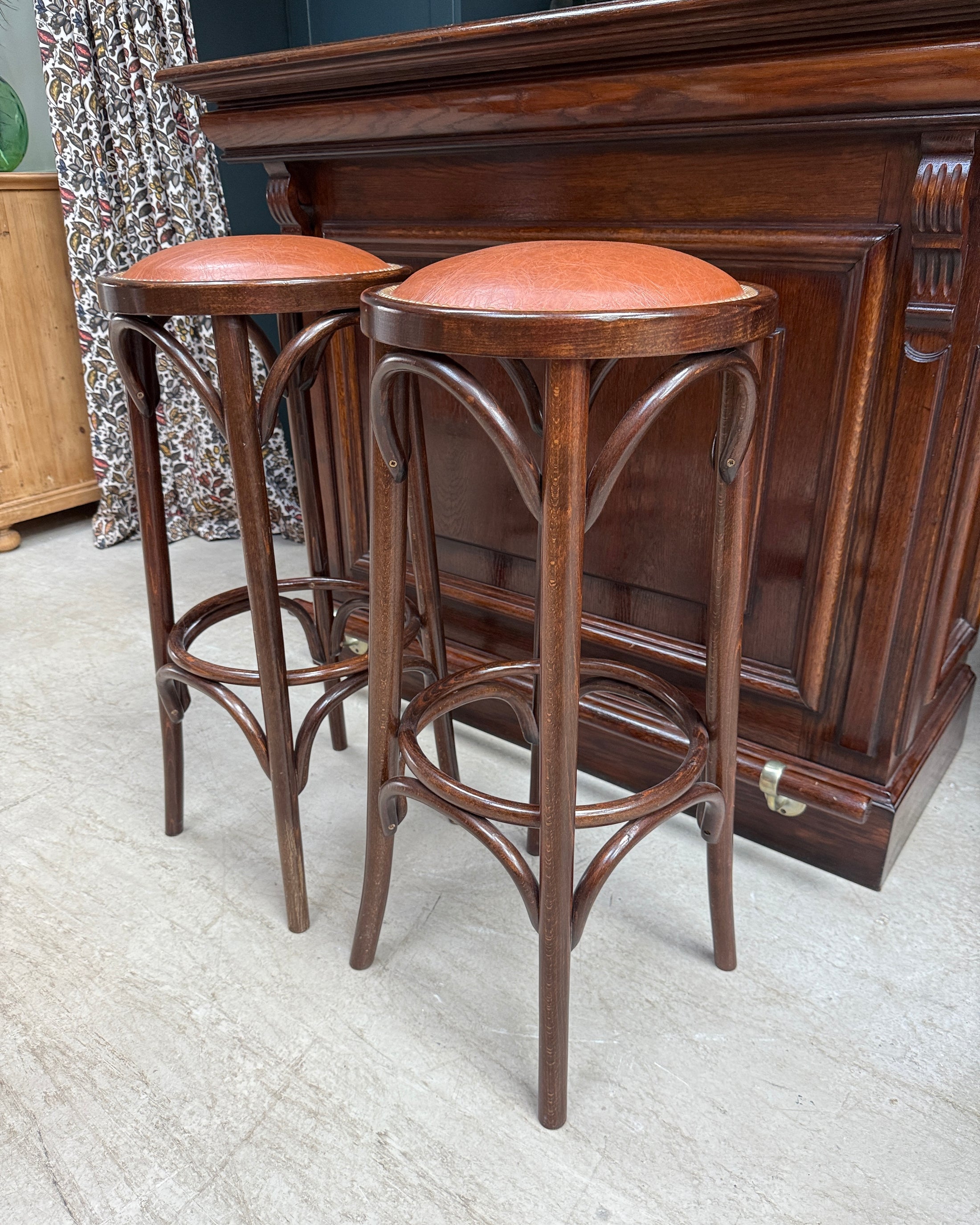 Ancien comptoir de bar et ses deux tabourets hauts