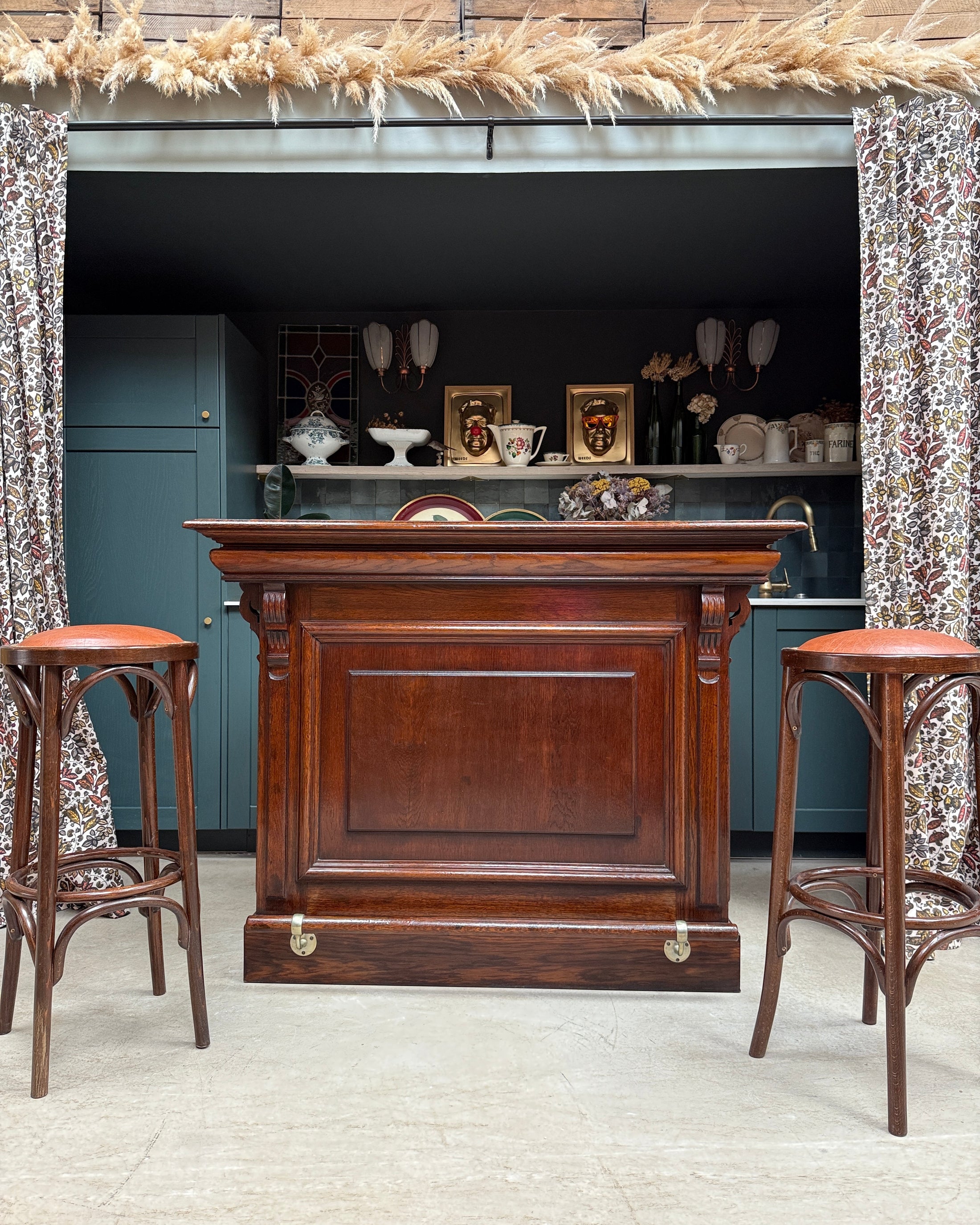 Ancien comptoir de bar et ses deux tabourets hauts