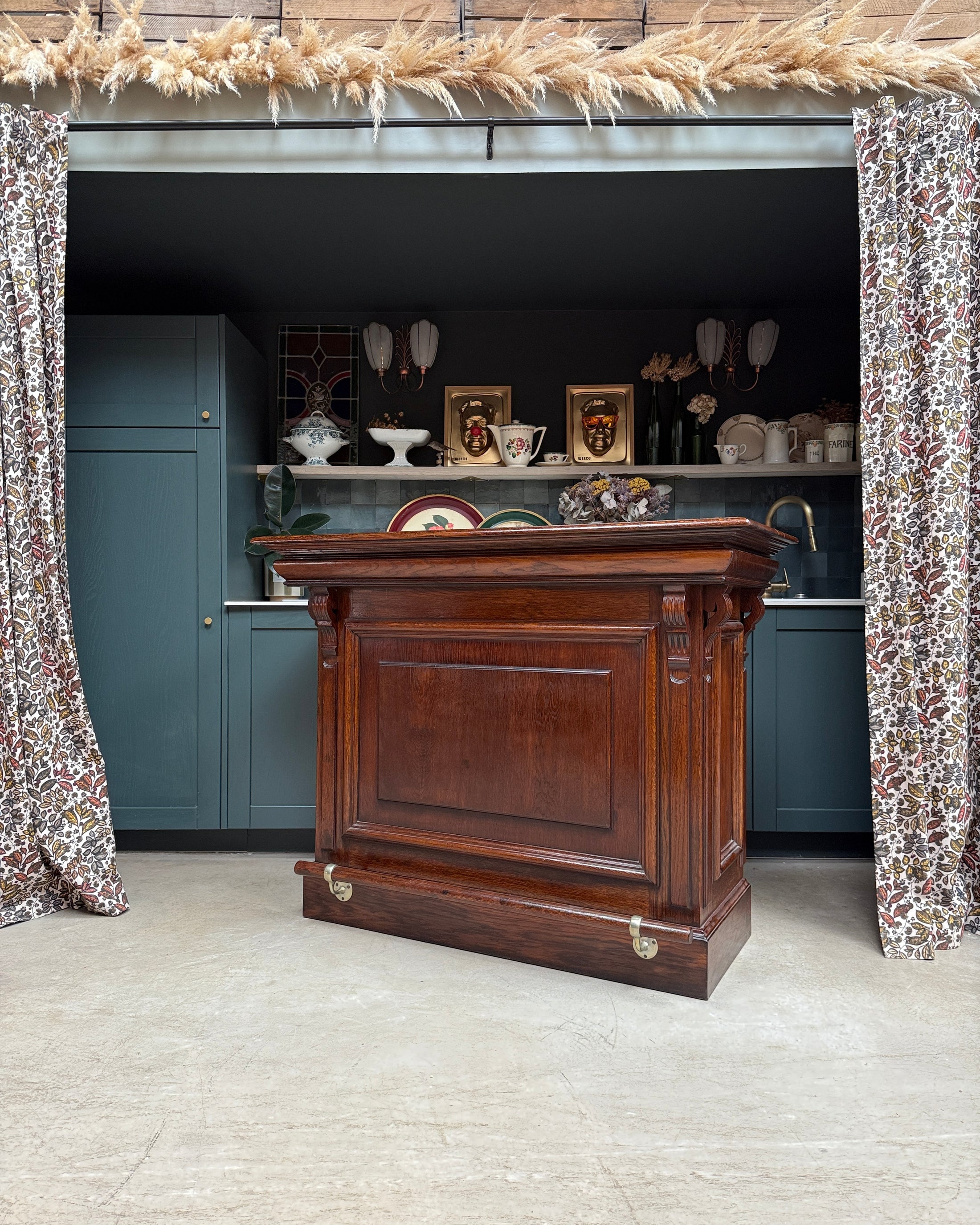 Ancien comptoir de bar et ses deux tabourets hauts