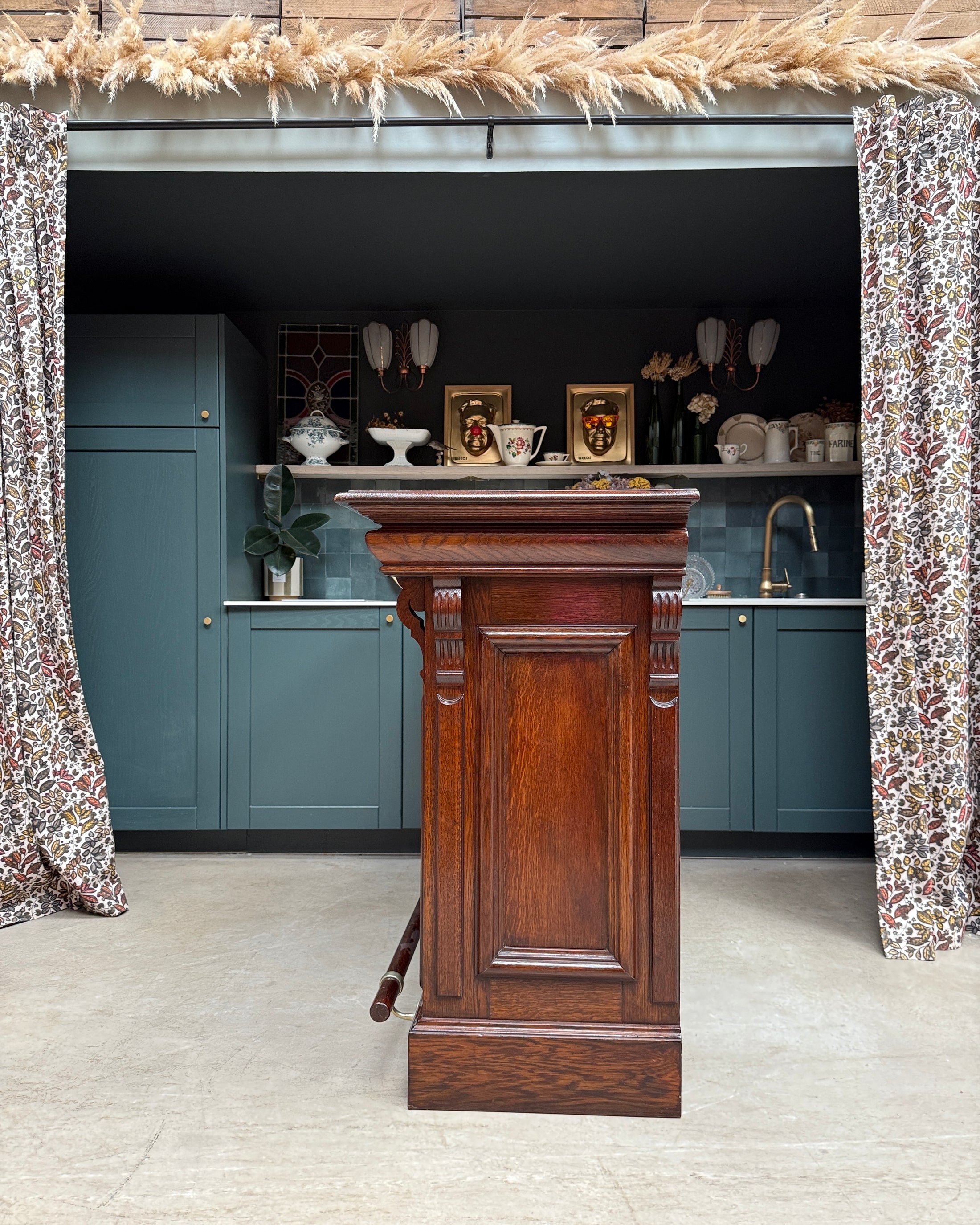 Ancien comptoir de bar et ses deux tabourets hauts