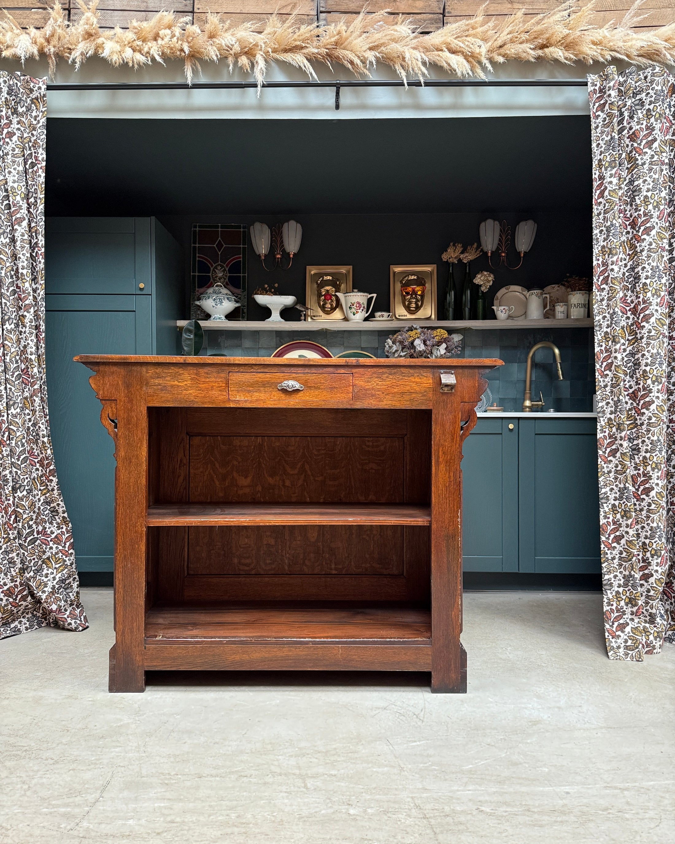 Ancien comptoir de bar et ses deux tabourets hauts