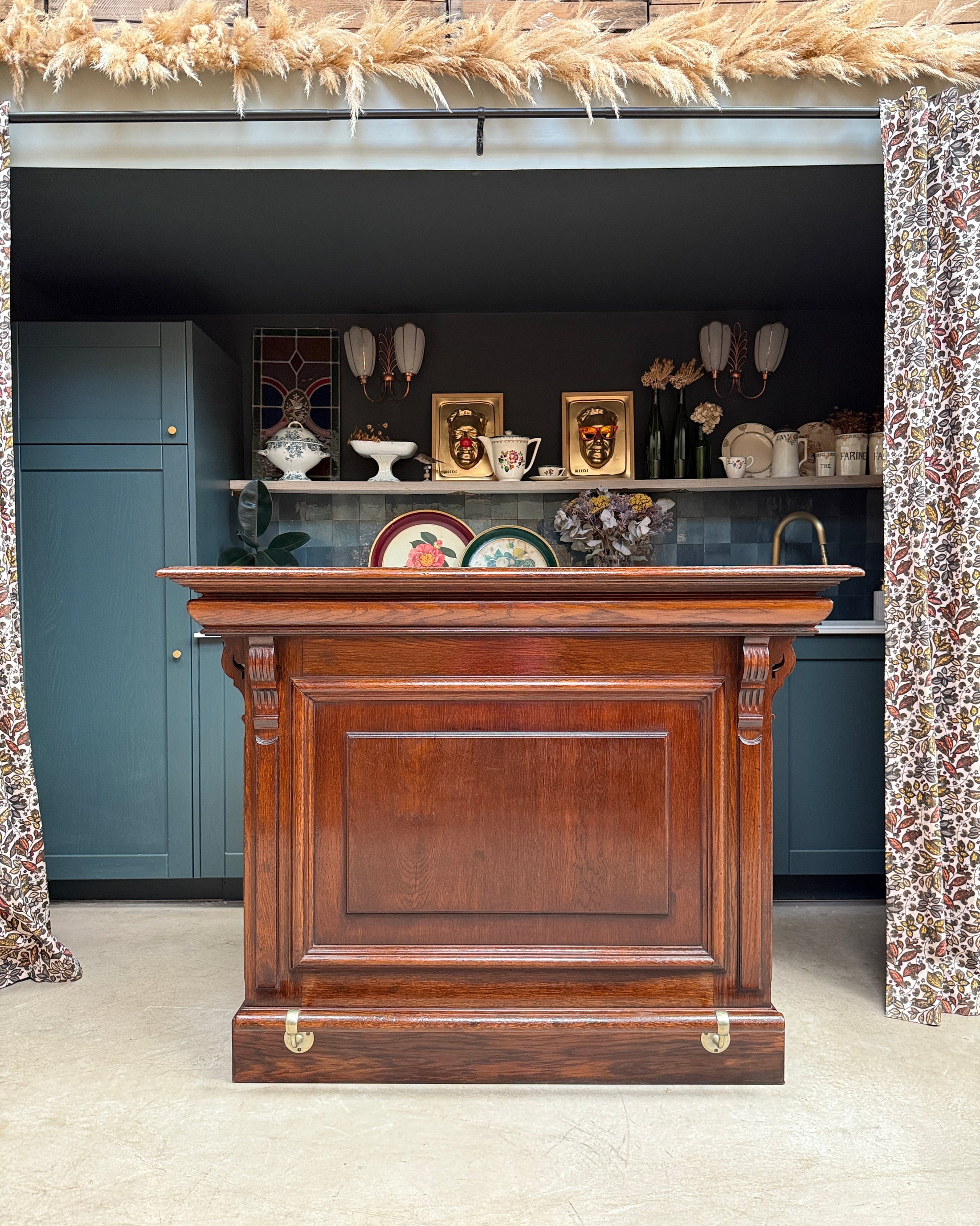 Ancien comptoir de bar et ses deux tabourets hauts