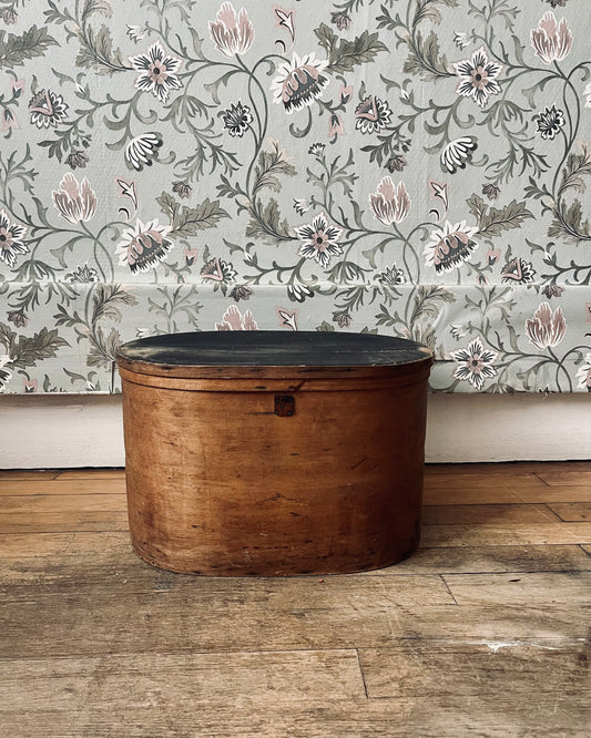Boîte à chapeaux en bois courbé