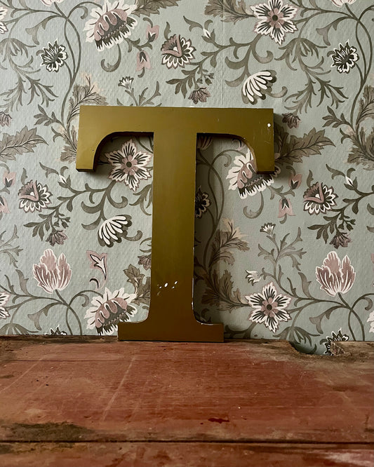 Lettre T d’enseigne en bois doré