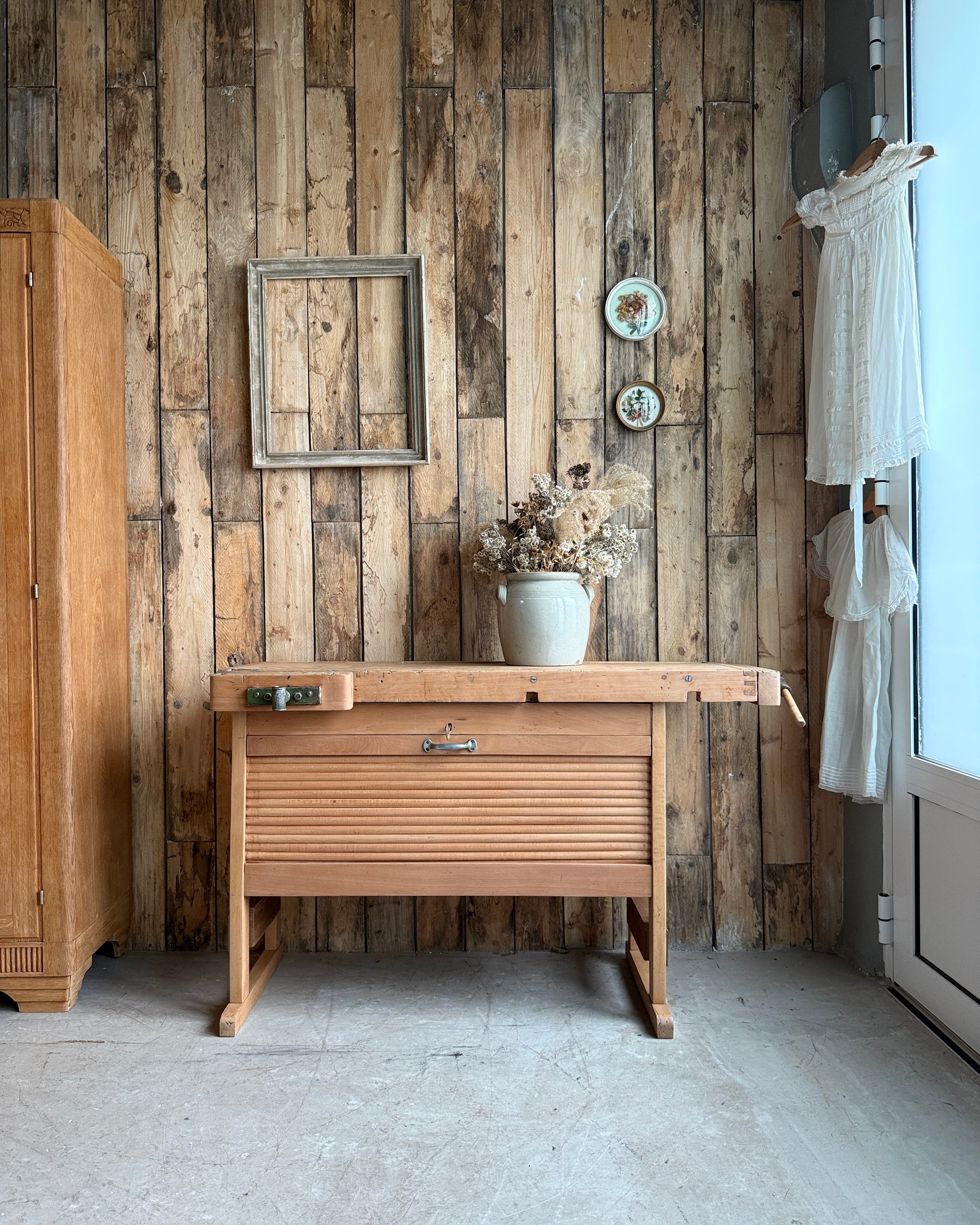 Etabli vintage avec placard à rideau