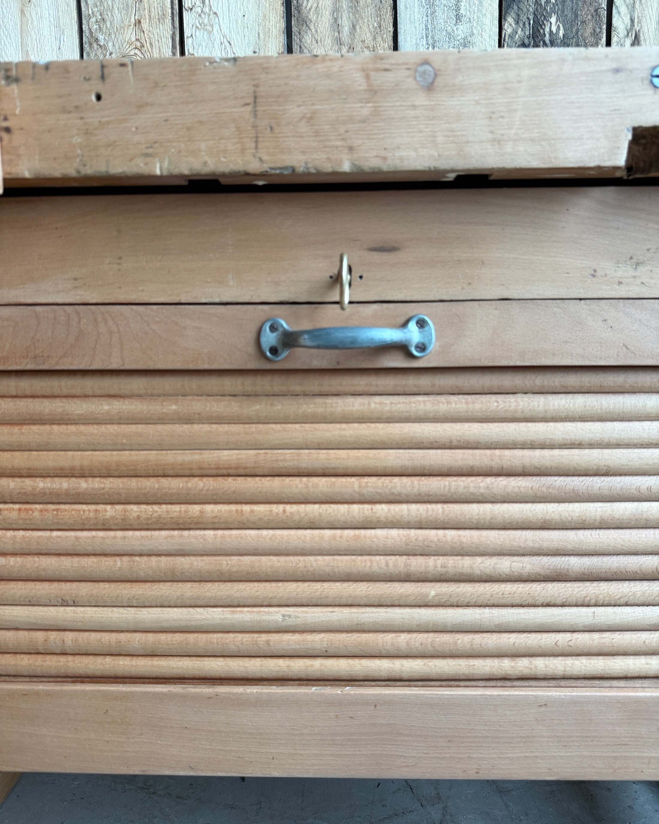 Etabli vintage avec placard à rideau