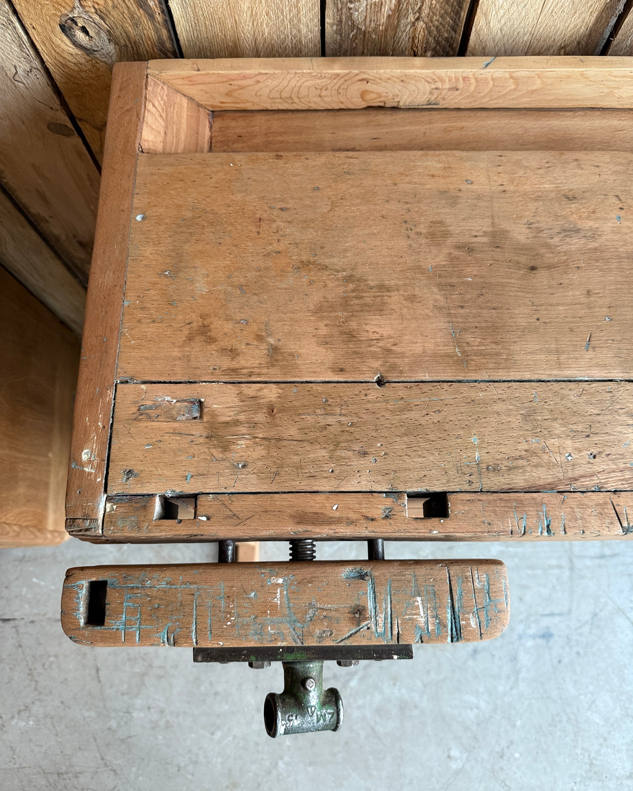 Etabli vintage avec placard à rideau