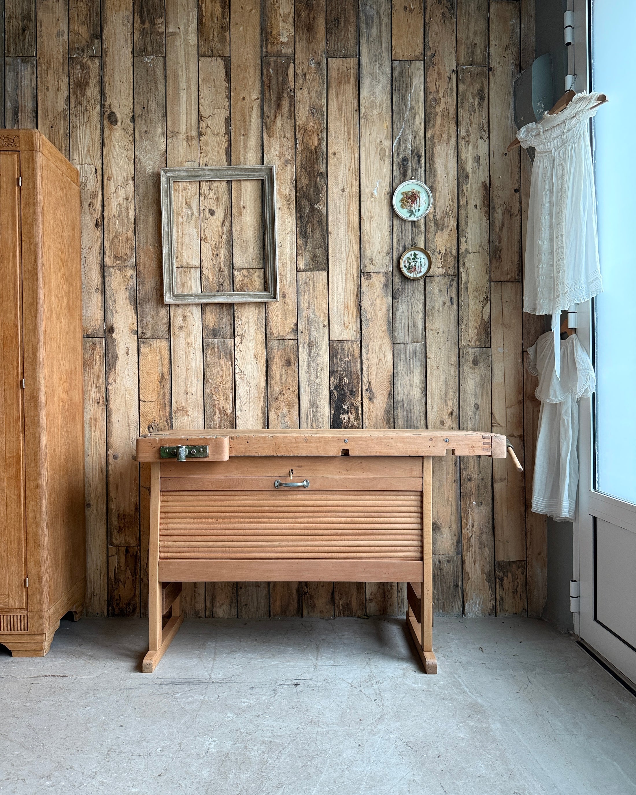 Etabli vintage avec placard à rideau