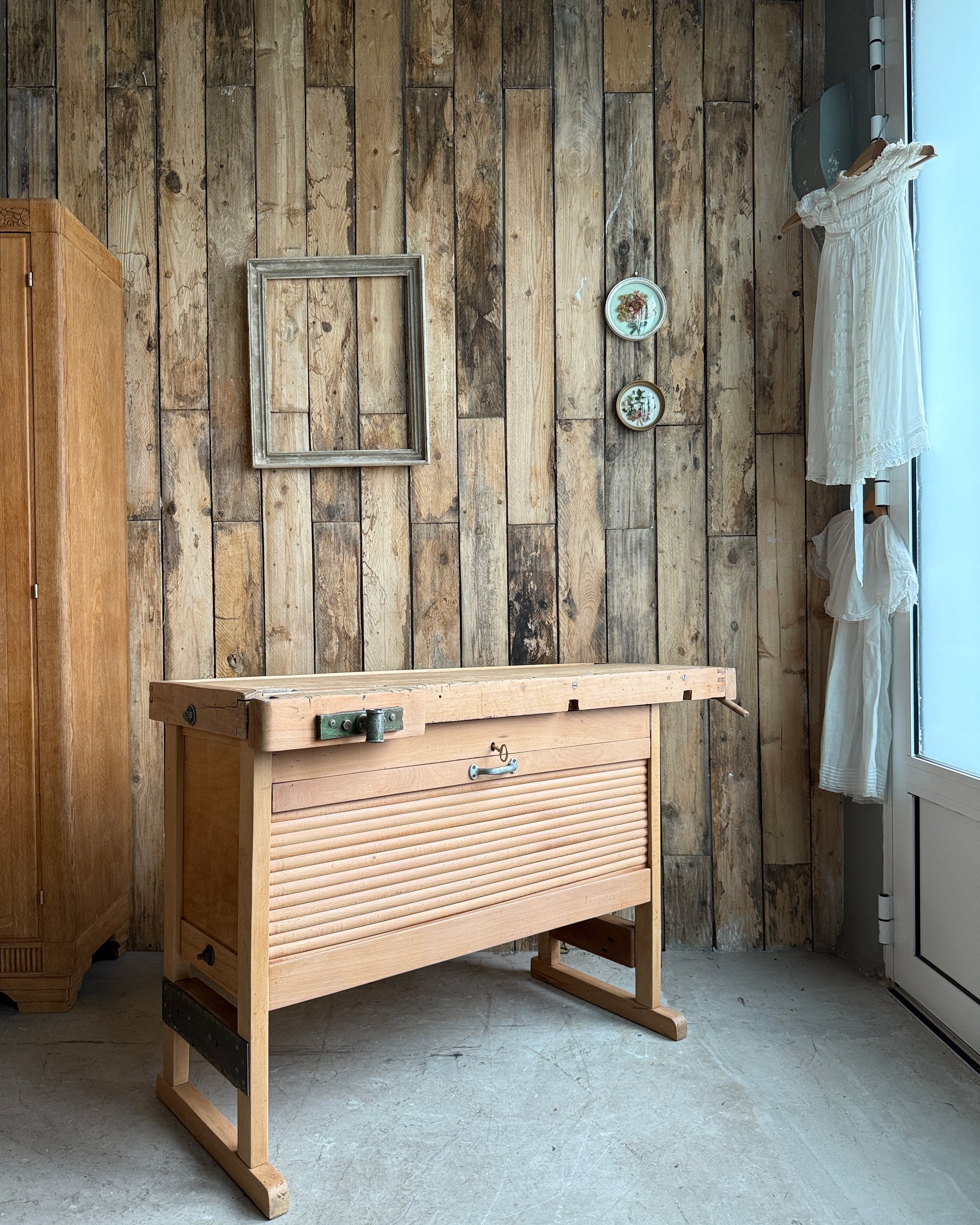 Etabli vintage avec placard à rideau