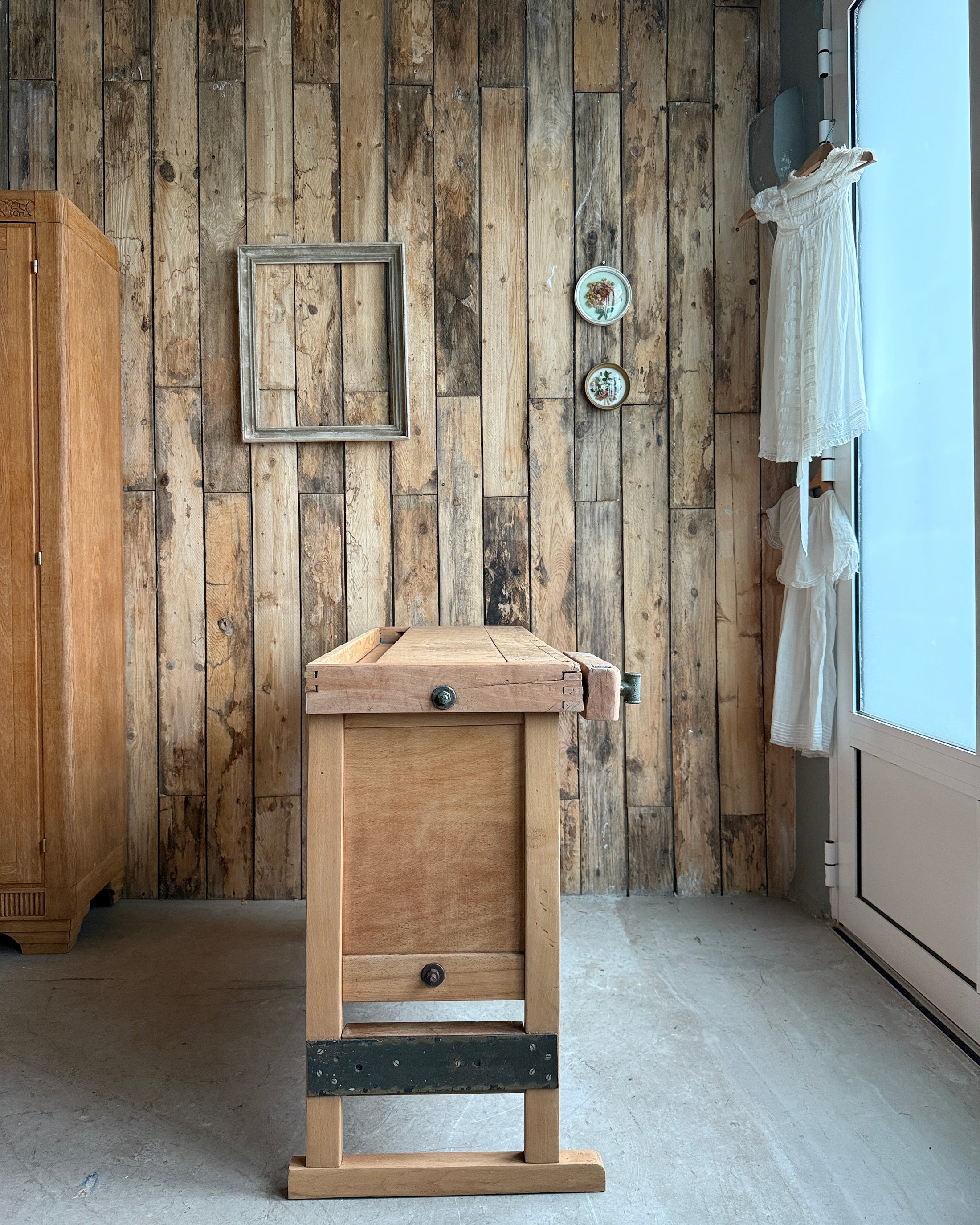 Etabli vintage avec placard à rideau